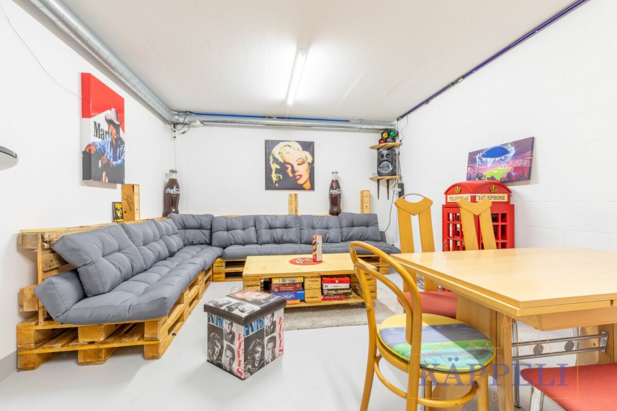 Loungebereich im Keller mit Paletten-Sofa