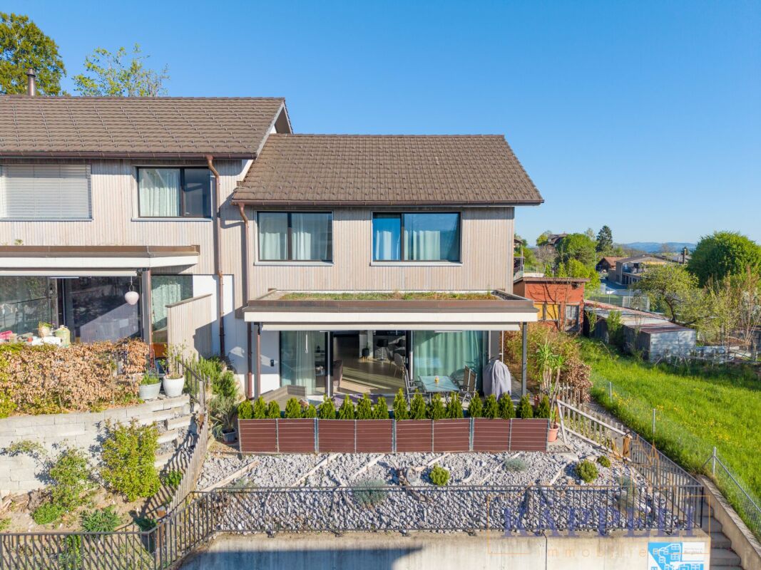 Außenansicht eines Reihenhauses mit Garten