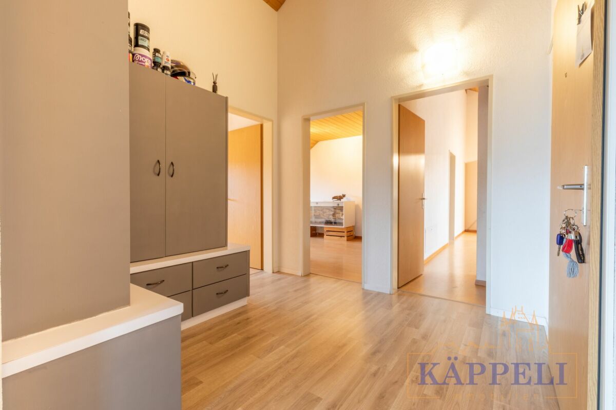 Heller Eingangsbereich mit Garderobenschrank