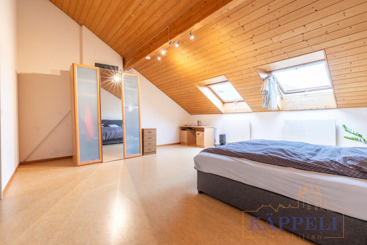 Dachgeschoss-Schlafzimmer mit Holzdecke