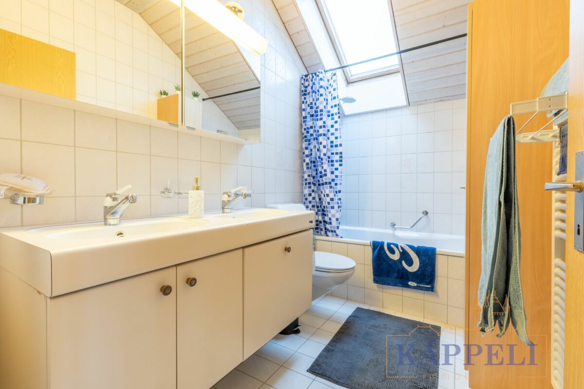 Helles Dachgeschoss-Badezimmer