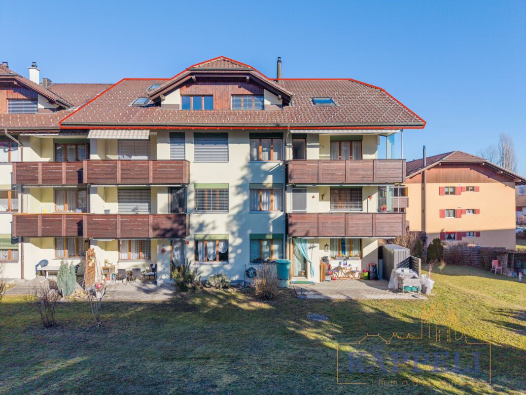 Mehrfamilienhaus mit Balkonen und Garten