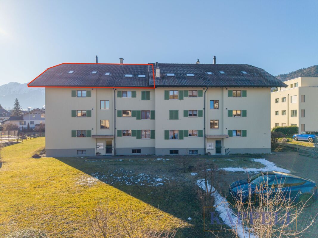 Wohnhaus mit Satteldach und grünen Fensterläden