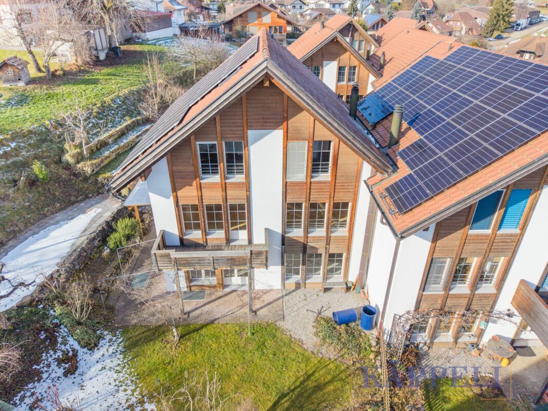 Drohnenansicht eines Holzhauses mit Solardach