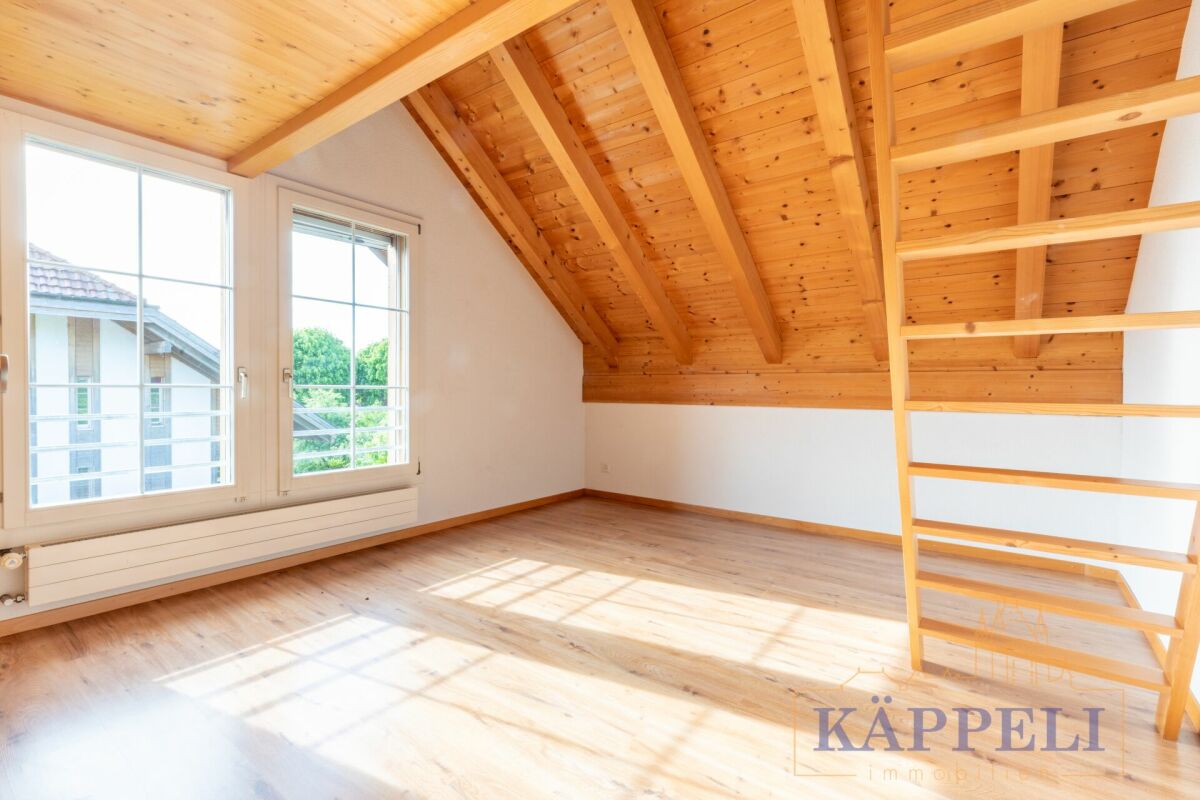 Dachgeschosszimmer mit Holzbalkendecke