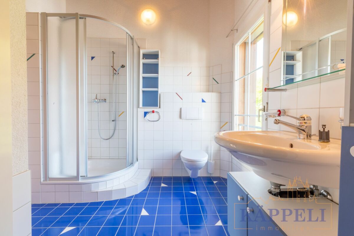 Badezimmer mit Dusche und Fenster