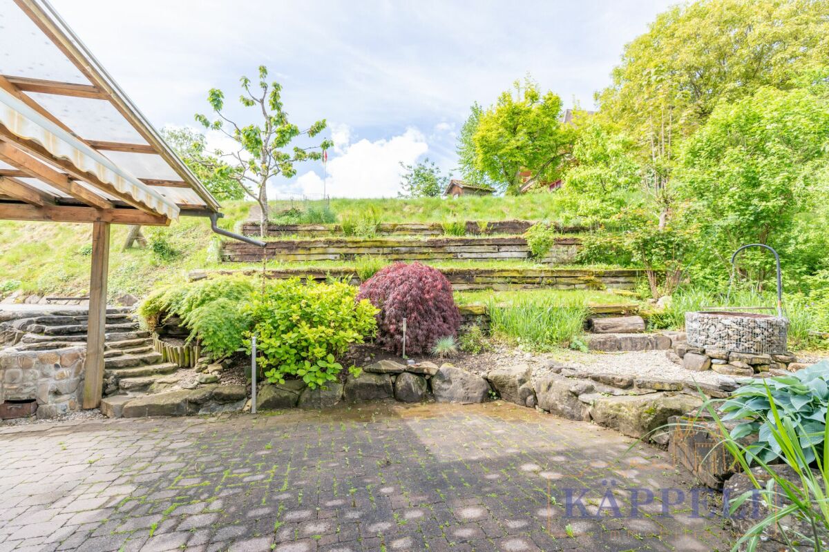 Terrassengarten mit Naturstein und Stützmauern