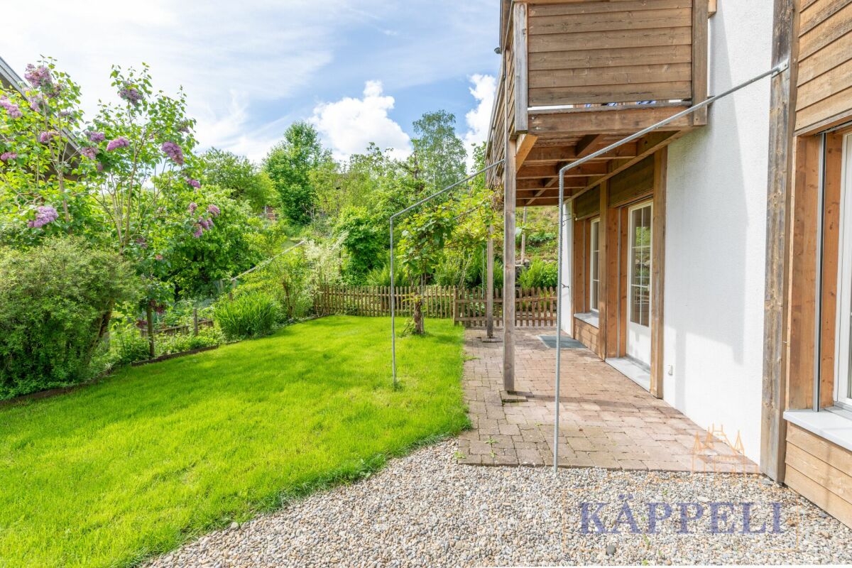 Gartenansicht eines Hauses mit Terrasse