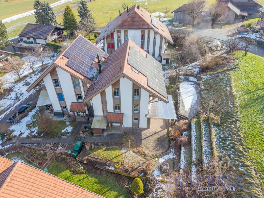Luftaufnahme eines Wohnhauses mit Solardach