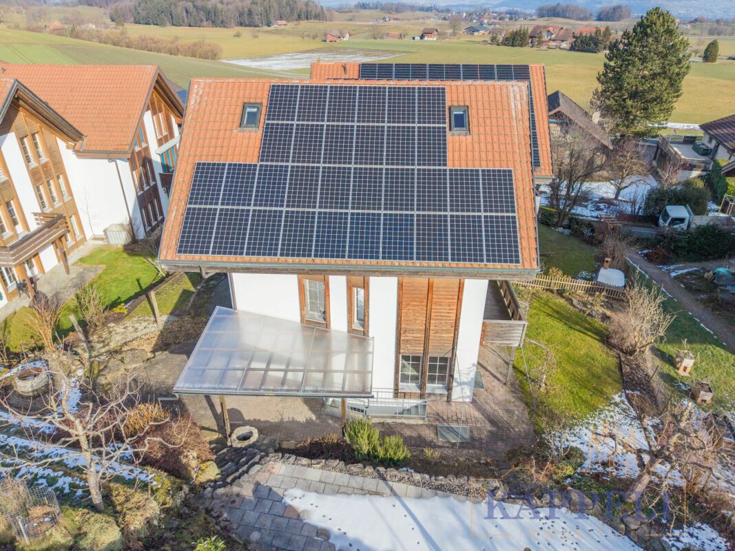Einfamilienhaus mit Solardach und Landschaftsblick