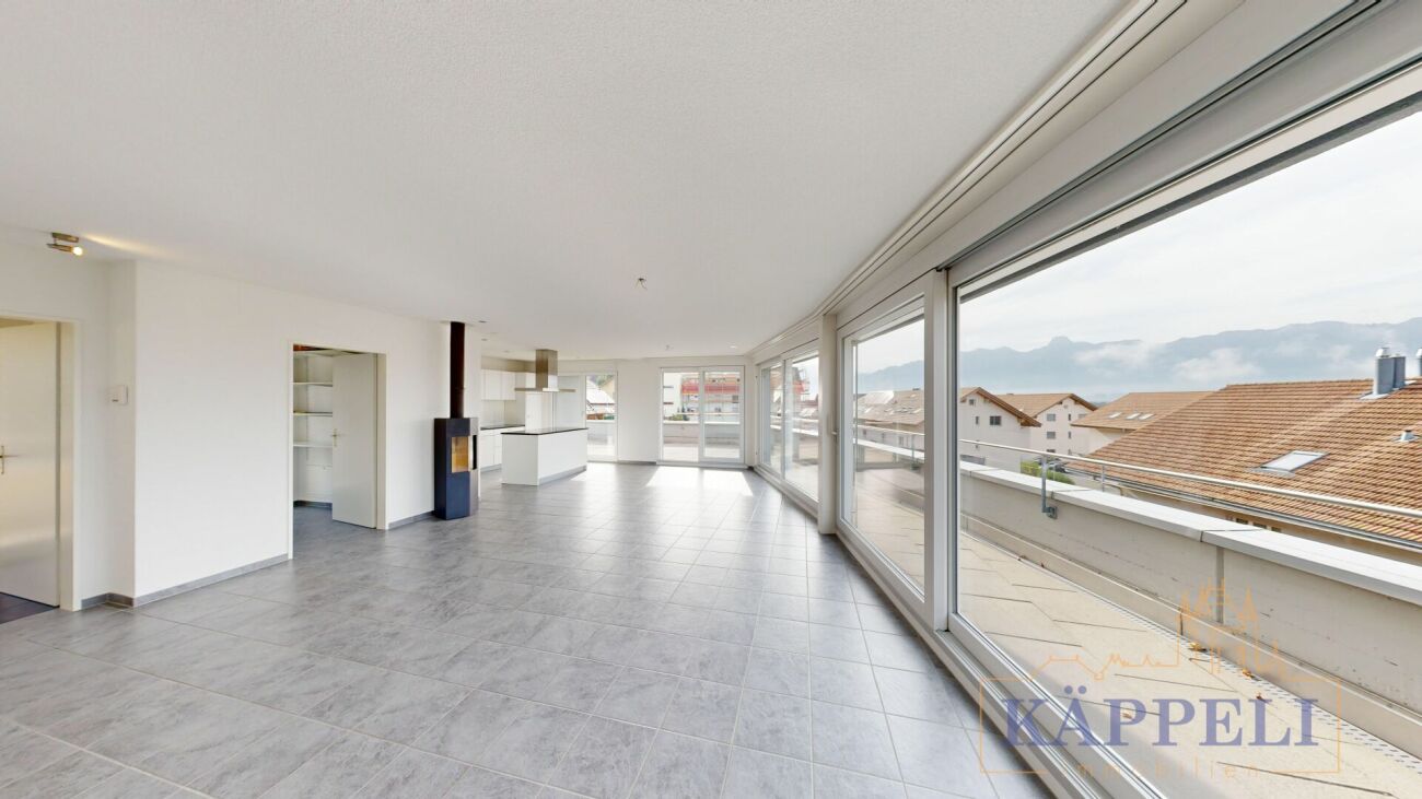 Großzügiger Wohnraum mit Balkon und Panoramafenstern