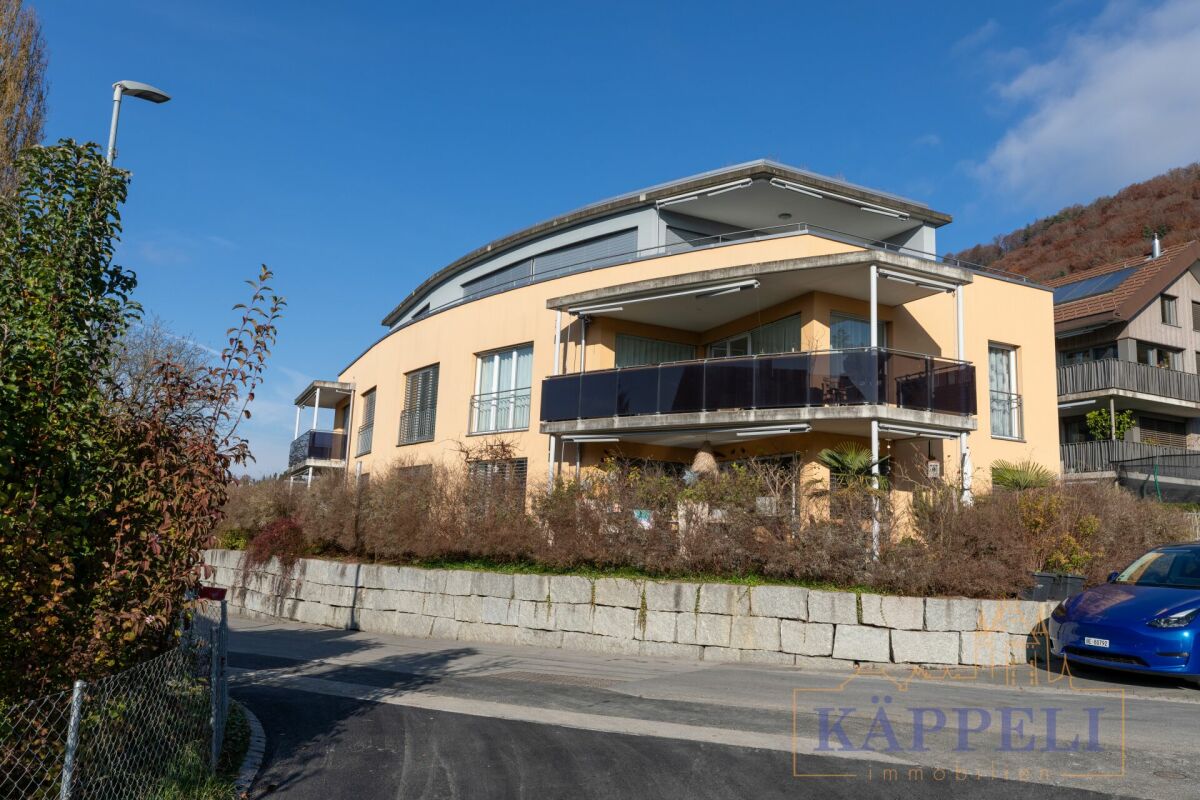 Modernes Mehrfamilienhaus mit Balkonen