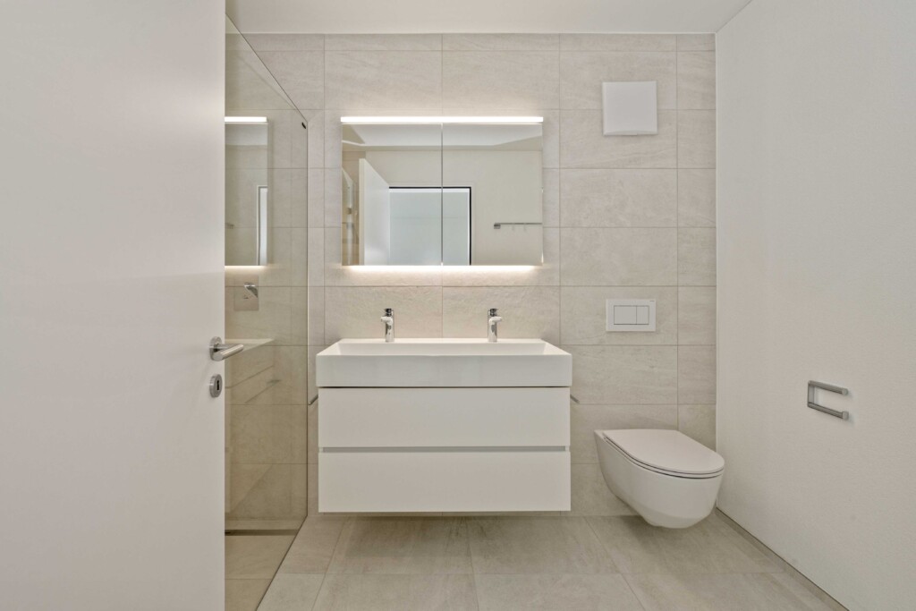 Modernes Badezimmer mit wandhängendem WC und Waschtisch