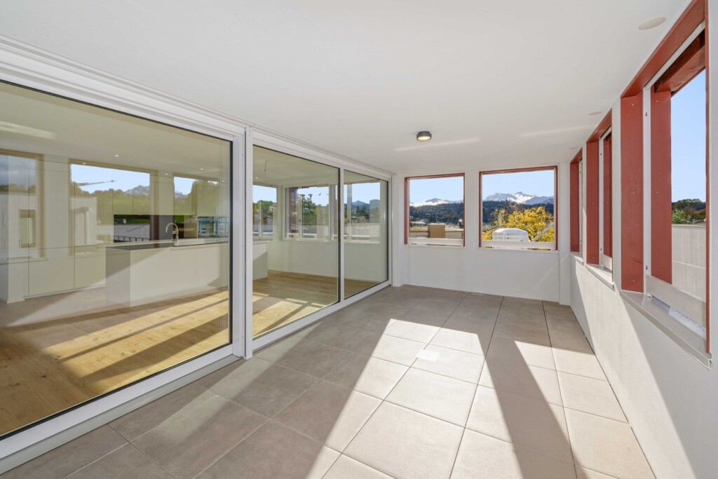 Verglaste Terrasse mit Blick ins Gebirge