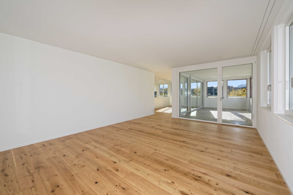 Heller, leerer Wohnraum mit Holzparkett