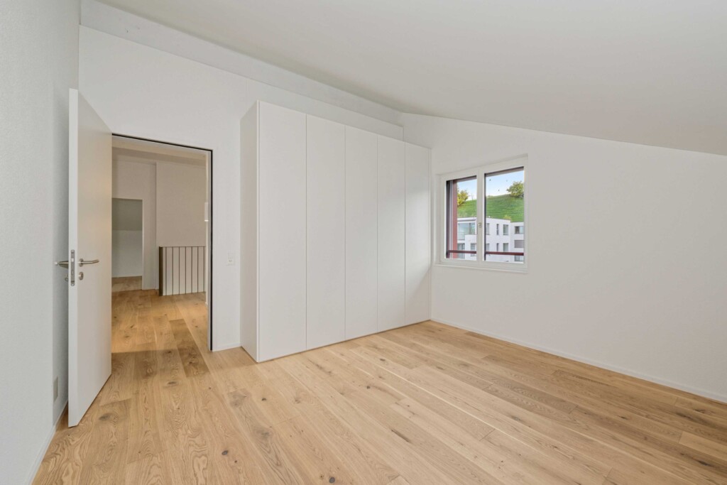 Helles, leerstehendes Schlafzimmer mit Einbauschrank