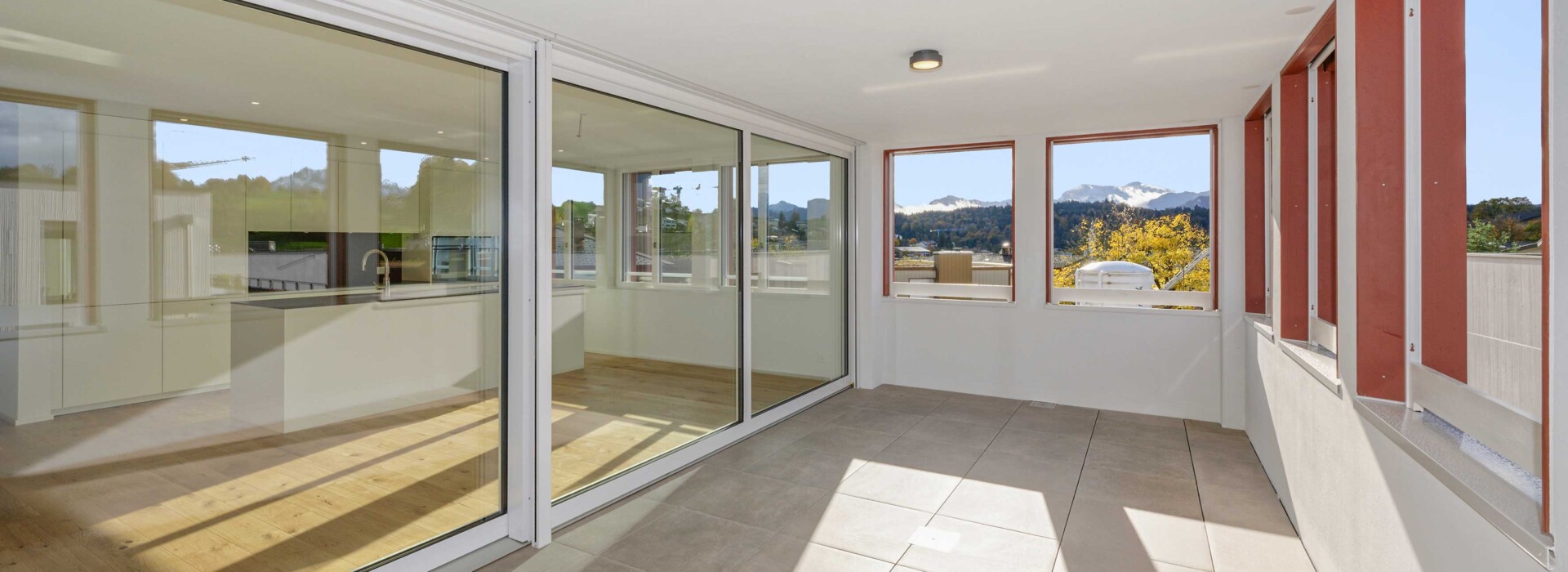 Helle verglaste Loggia mit Bergblick
