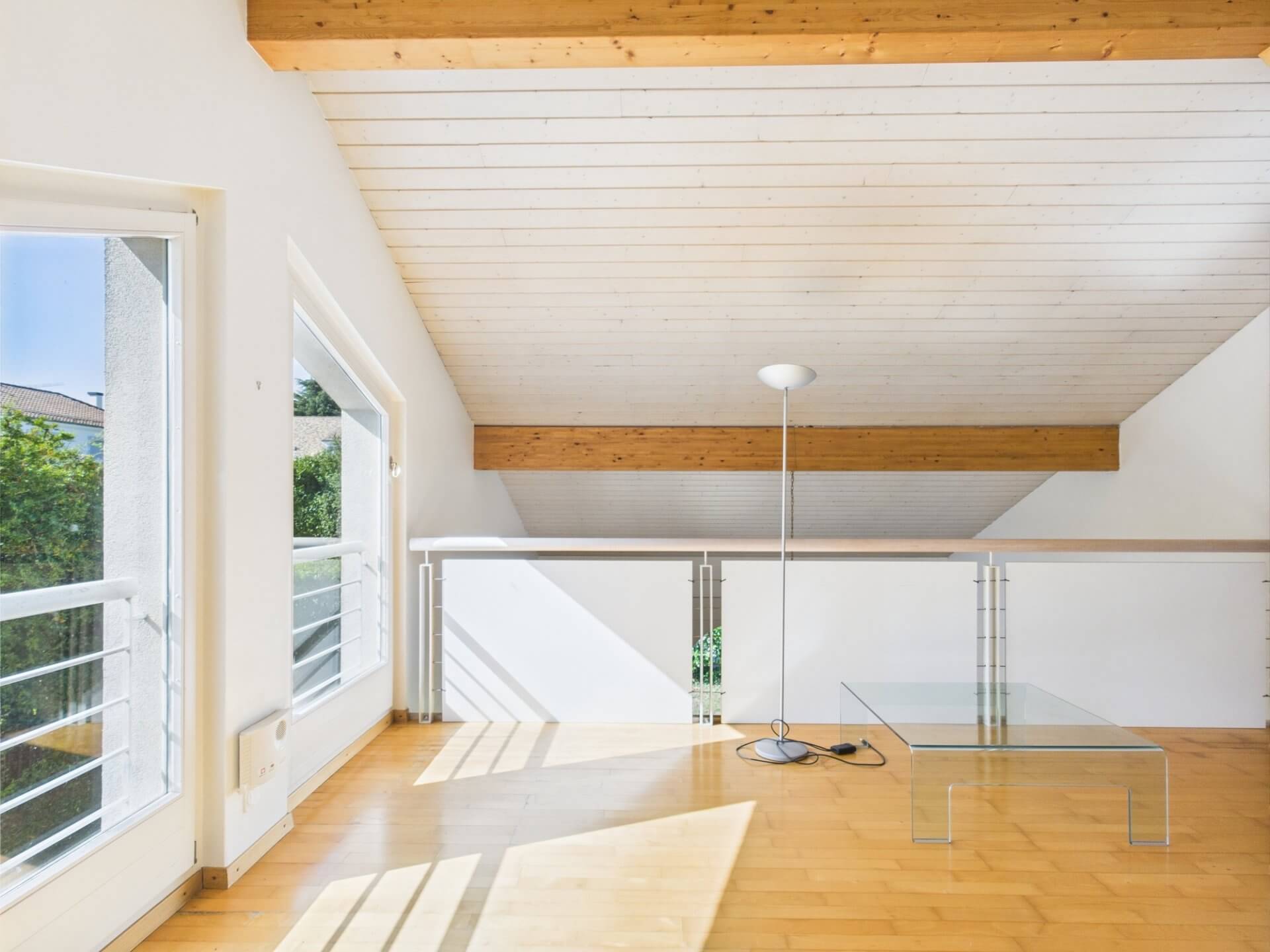 Helles Dachgeschoss mit Holzdecke