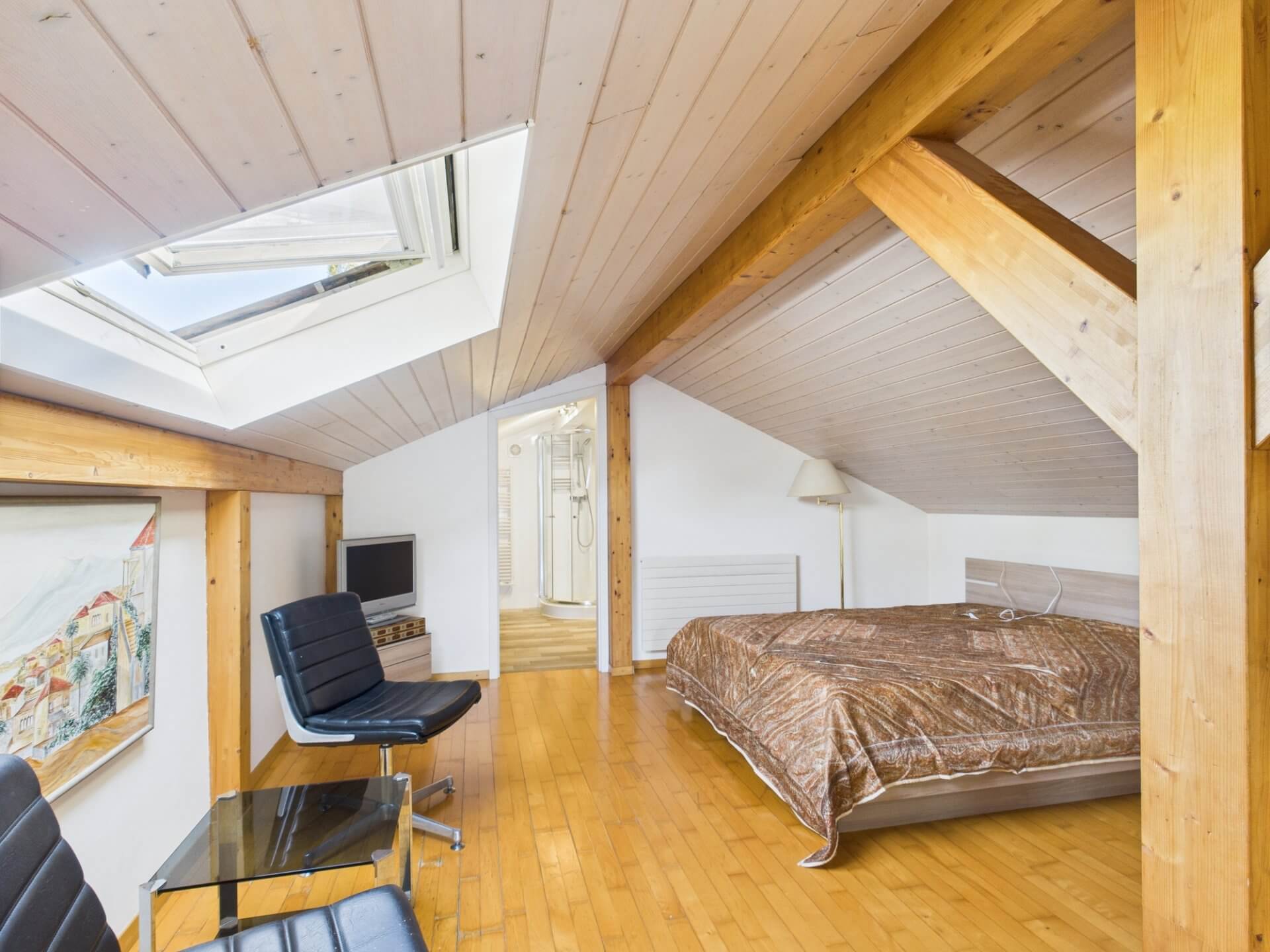 Dachgeschoss-Schlafzimmer mit Dachfenster