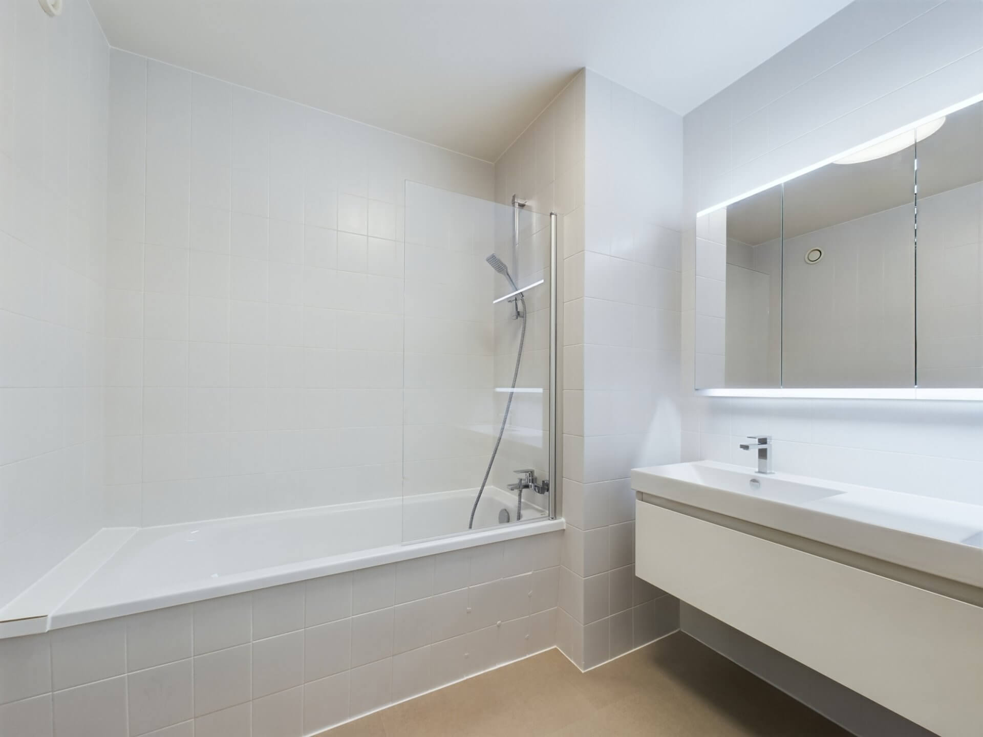 Modernes Badezimmer mit Wanne und Waschtisch