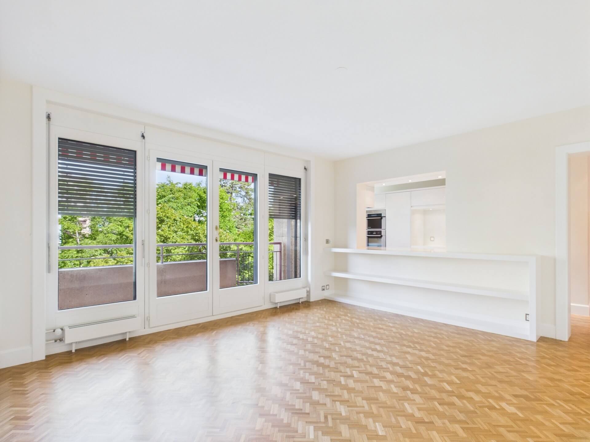 Helles Wohnzimmer mit Balkonzugang