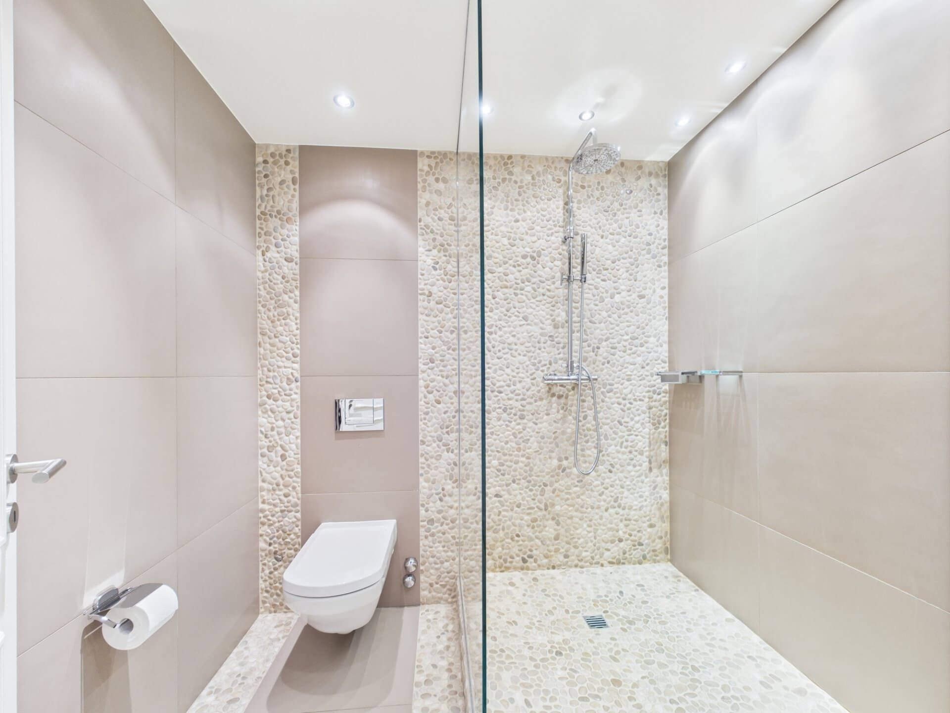 Modernes Bad mit Walk-in-Dusche