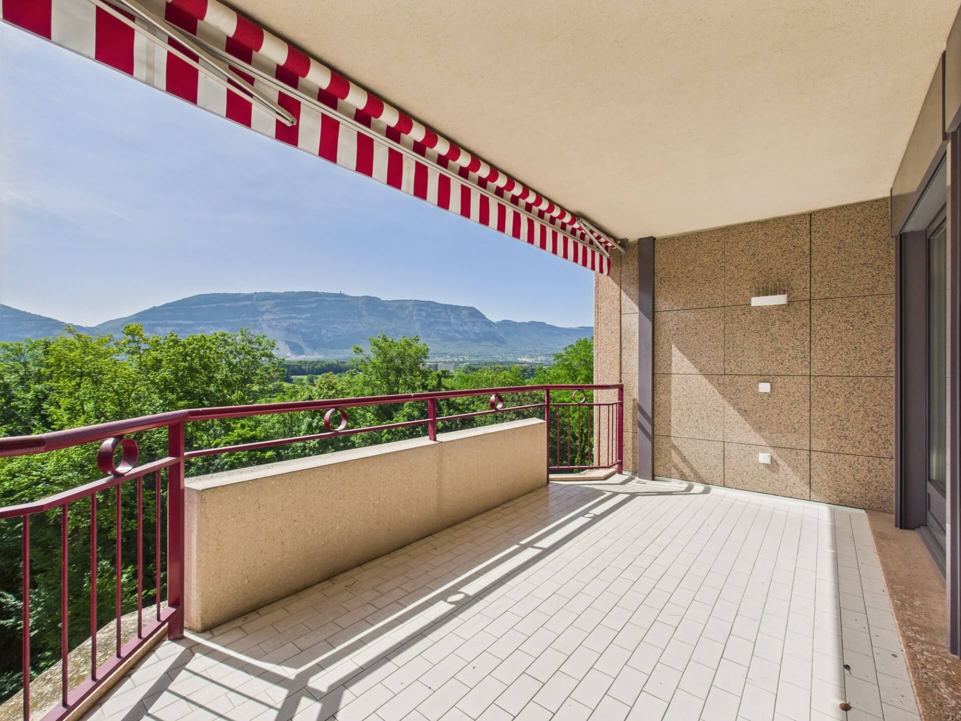 Balkon mit Bergblick