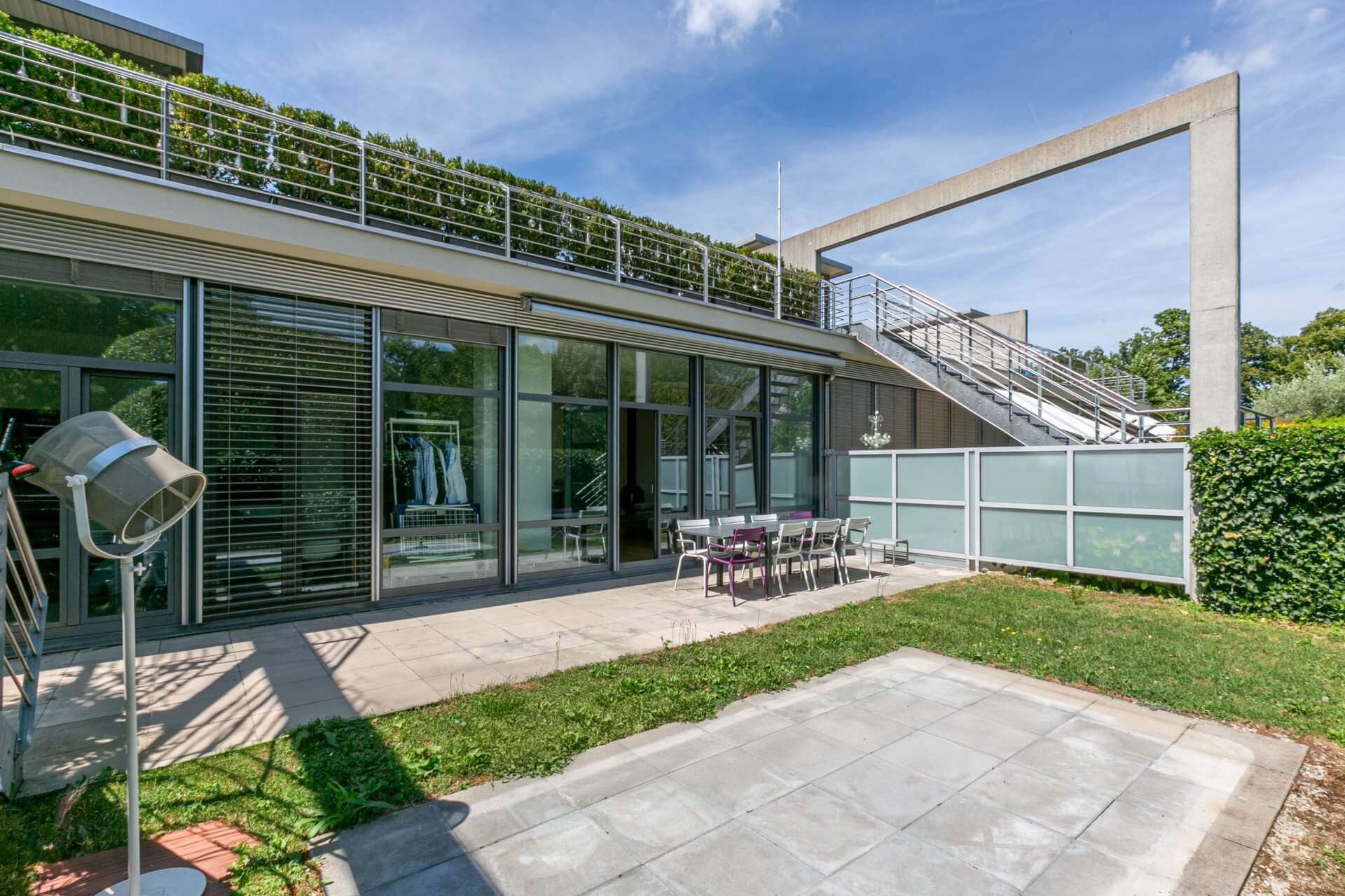Moderne Außenansicht mit Terrasse und Garten