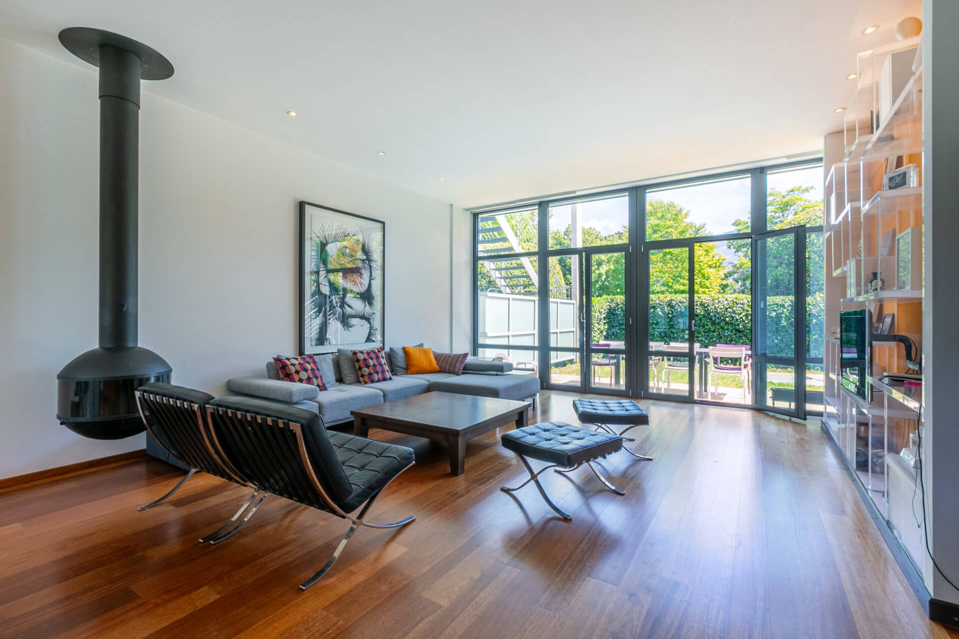 Modernes Wohnzimmer mit Kamin und Gartenblick