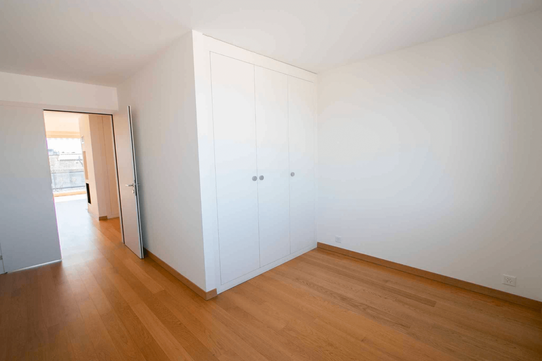 Helles Schlafzimmer mit Einbauschrank