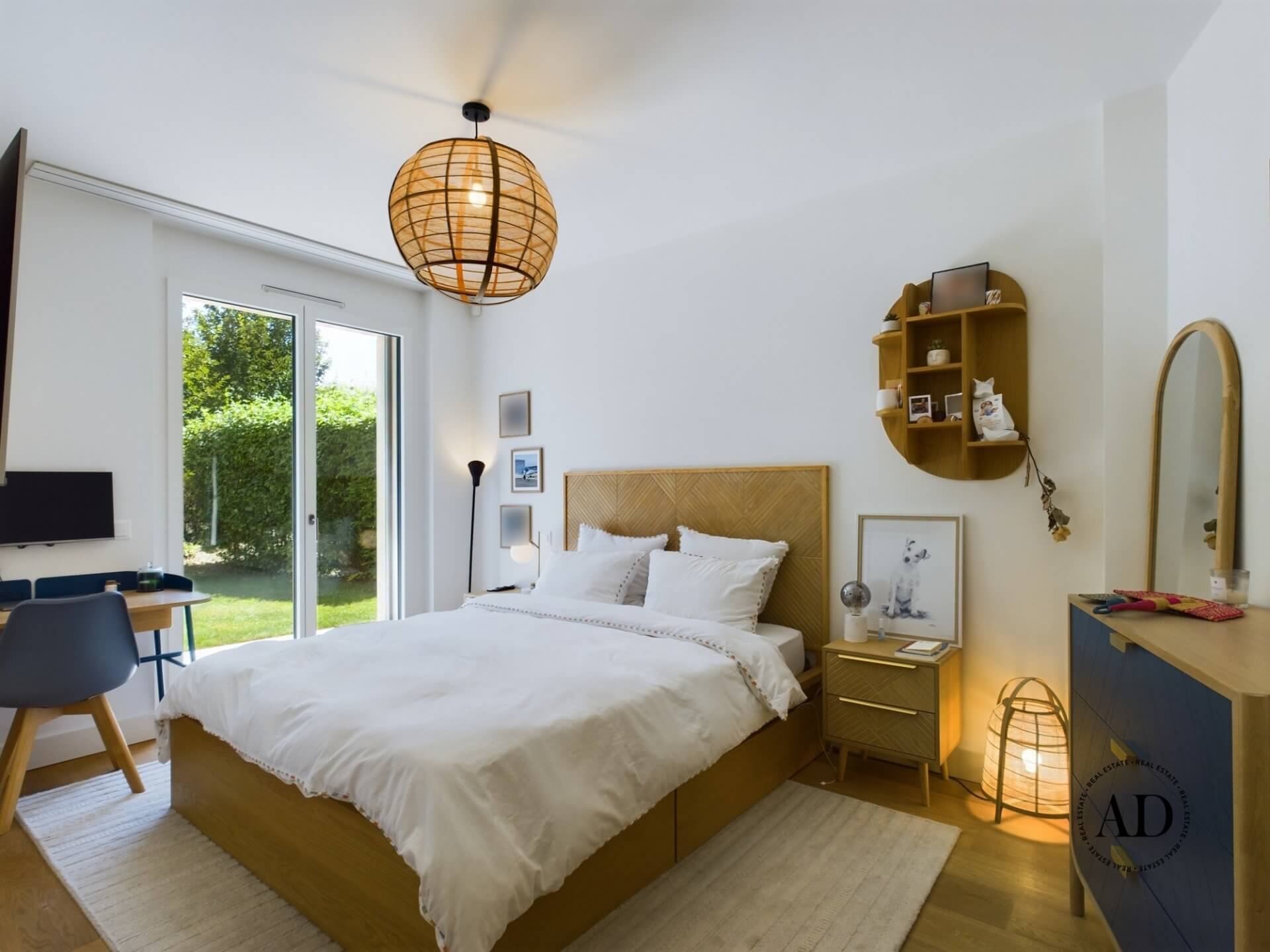 Helles, modern eingerichtetes Schlafzimmer