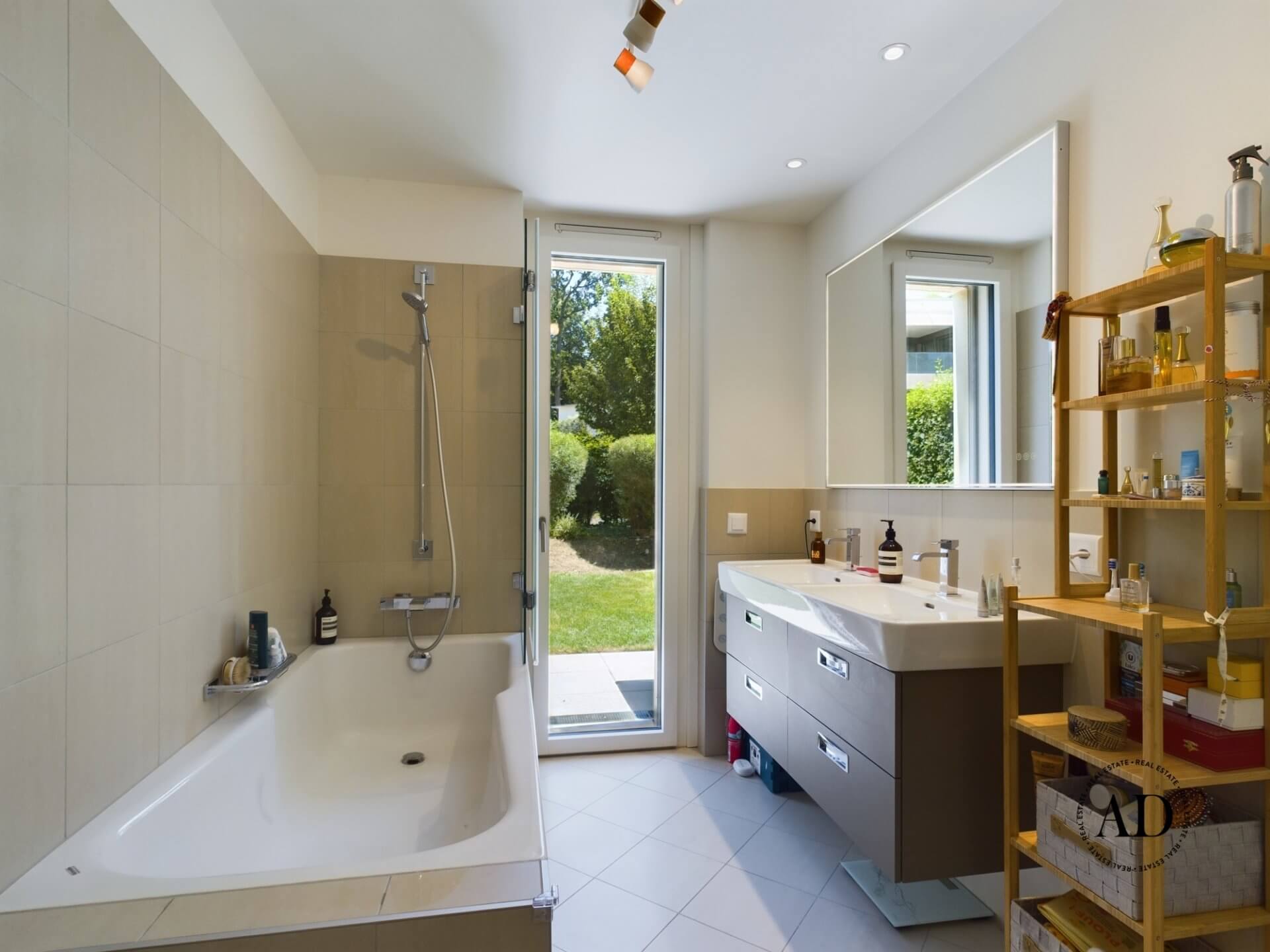 Modernes Bad mit Wanne und Gartenblick