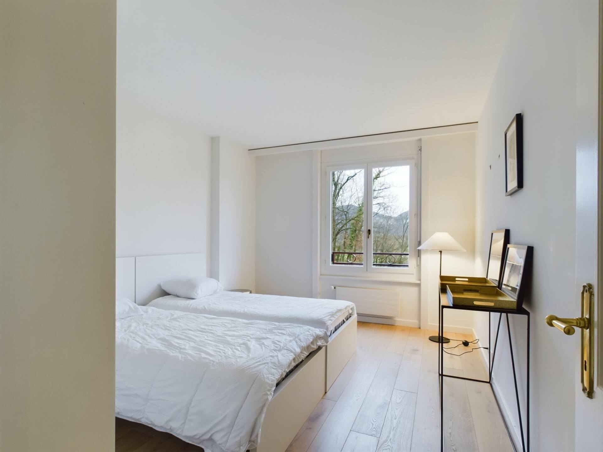 Helles Schlafzimmer mit zwei Betten