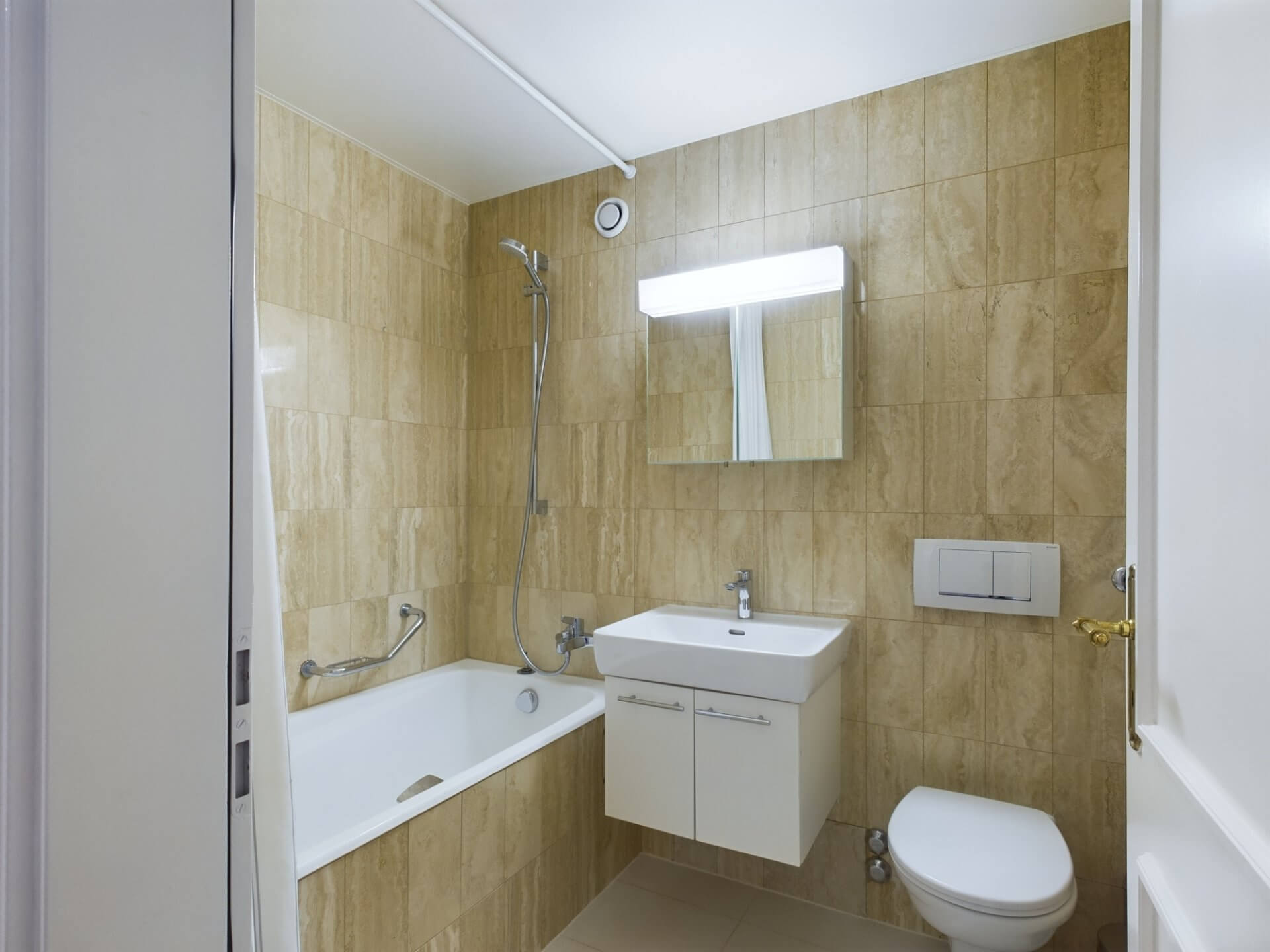 Kleines Bad mit Wanne und WC