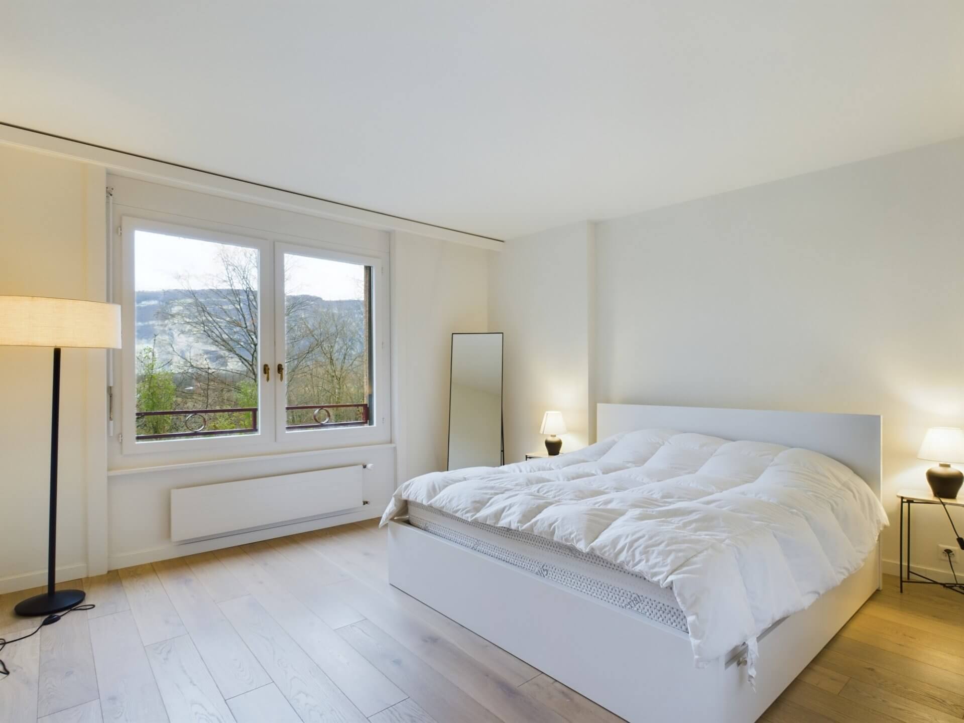 Helles, minimalistisches Schlafzimmer mit Ausblick