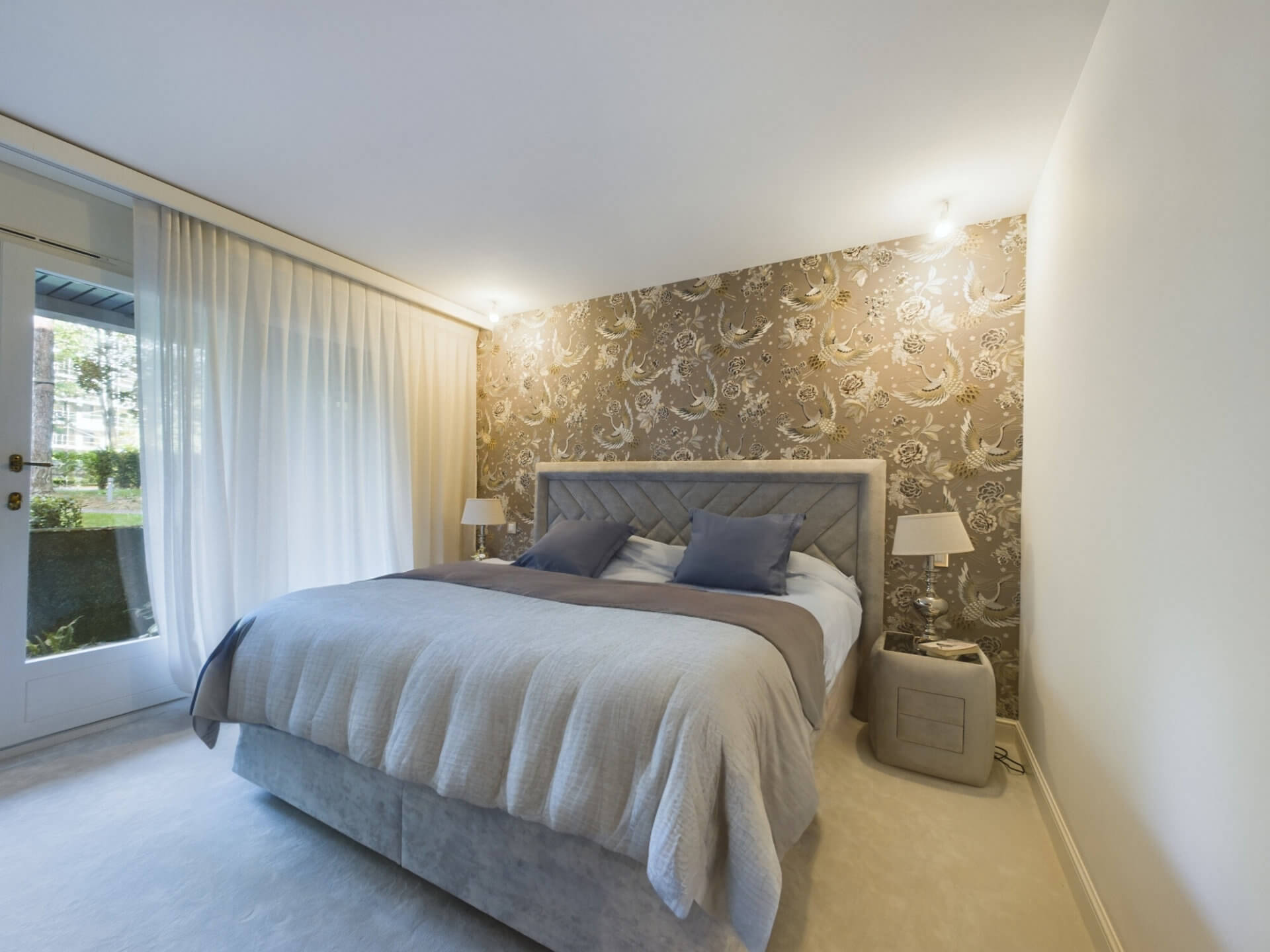 Helles Schlafzimmer mit floraler Akzentwand