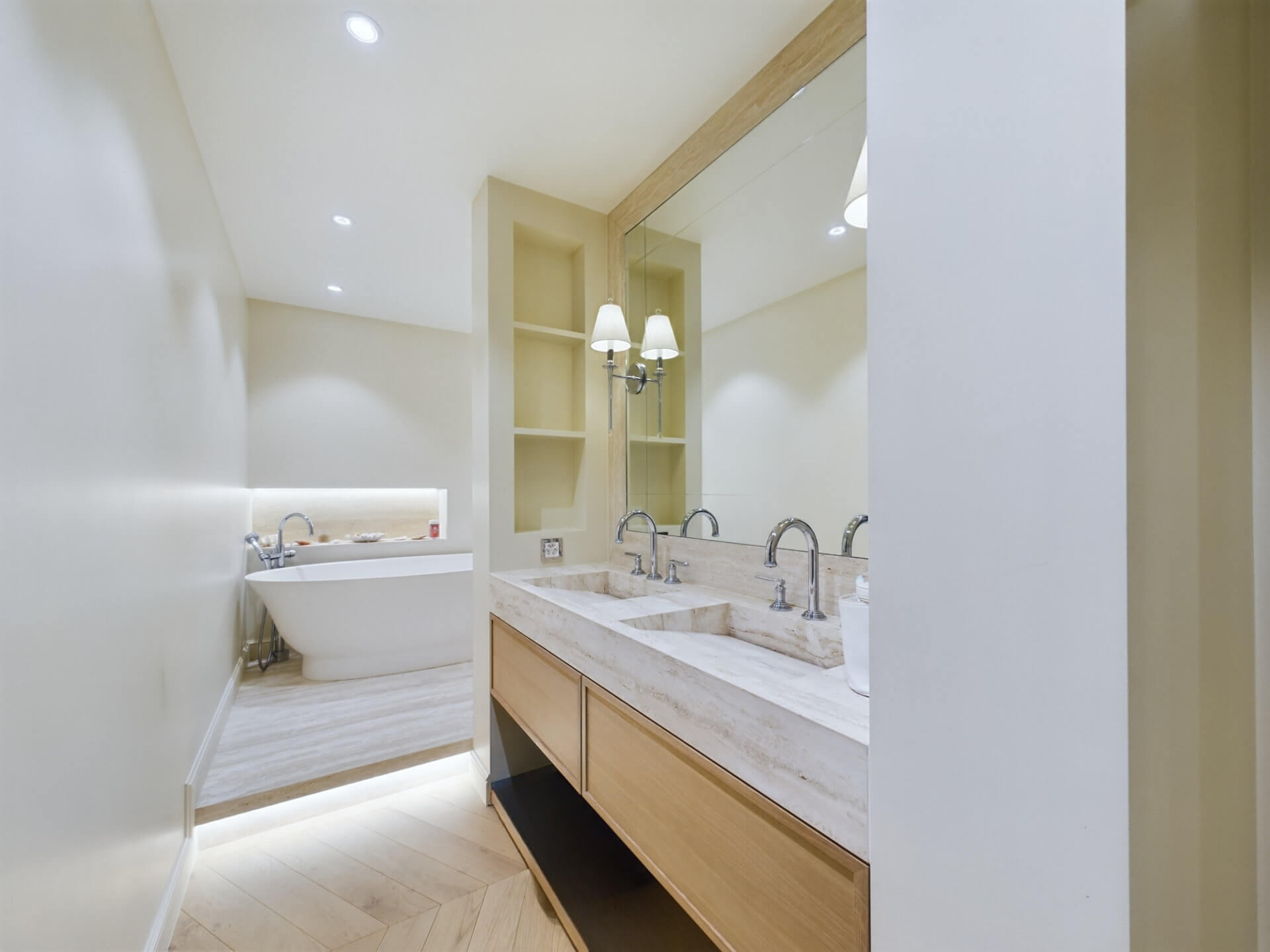 Modernes Badezimmer mit Doppelwaschtisch und freistehender Wanne
