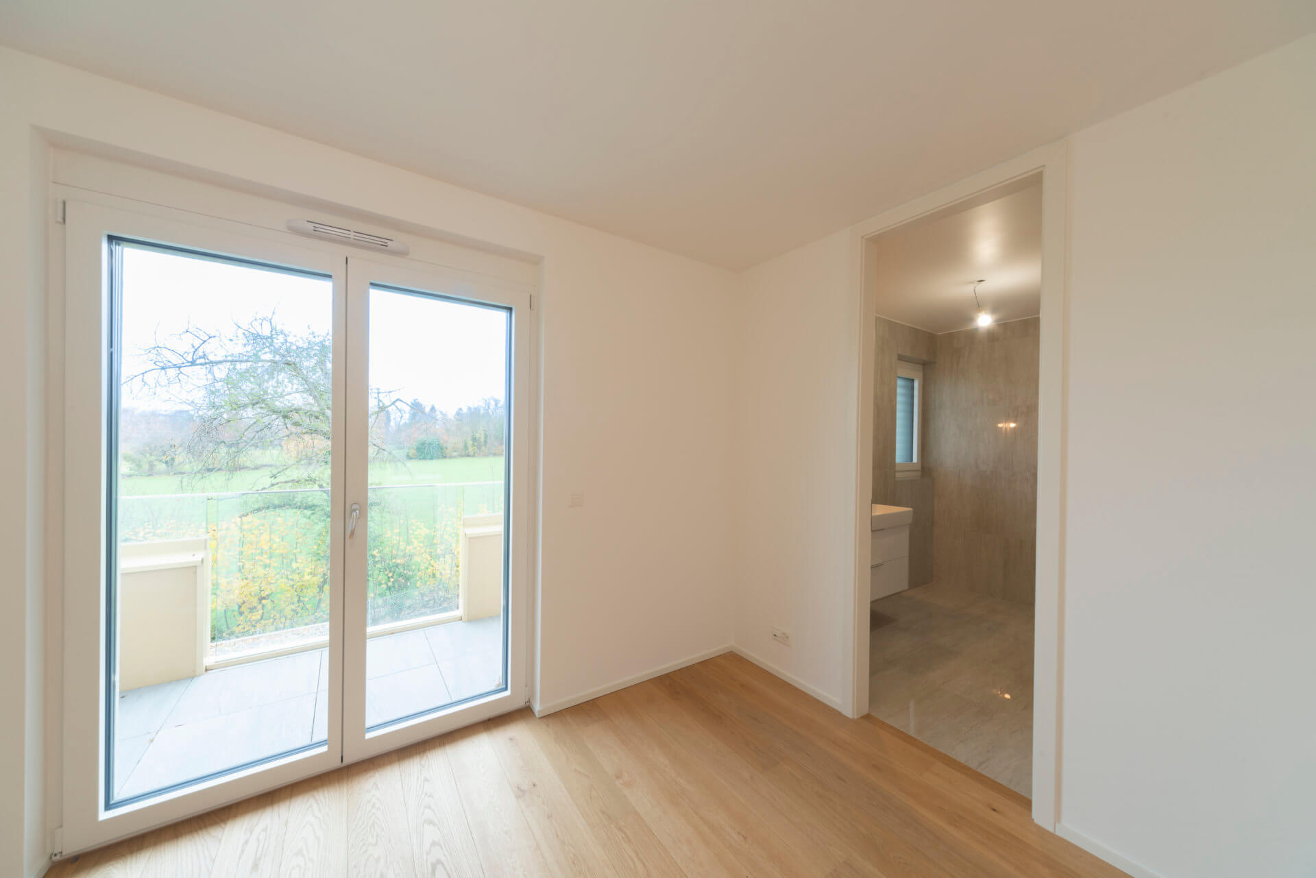 Helles Zimmer mit Balkonzugang