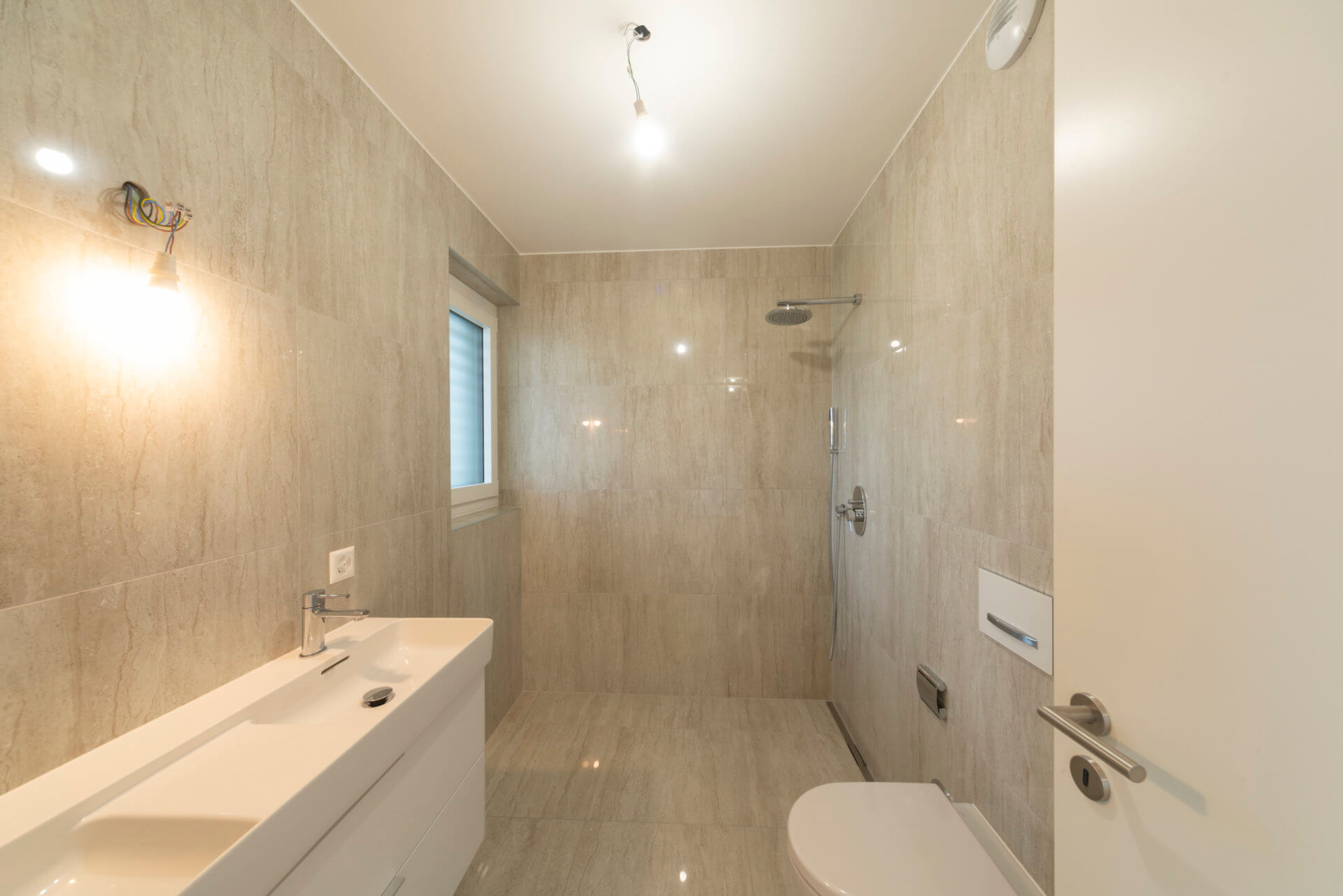 Modernes Badezimmer mit begehbarer Dusche