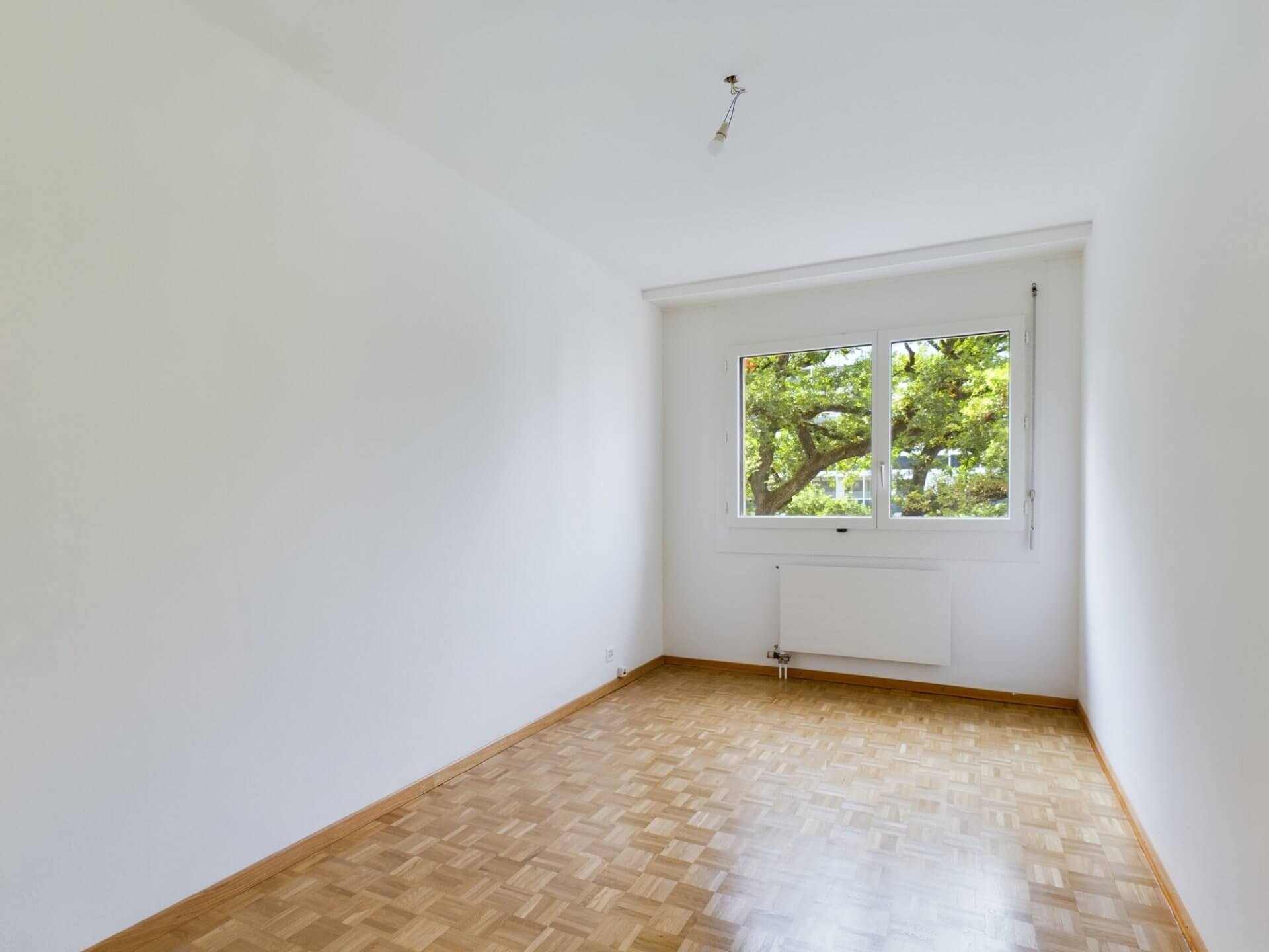 Leerer heller Raum mit Fenster