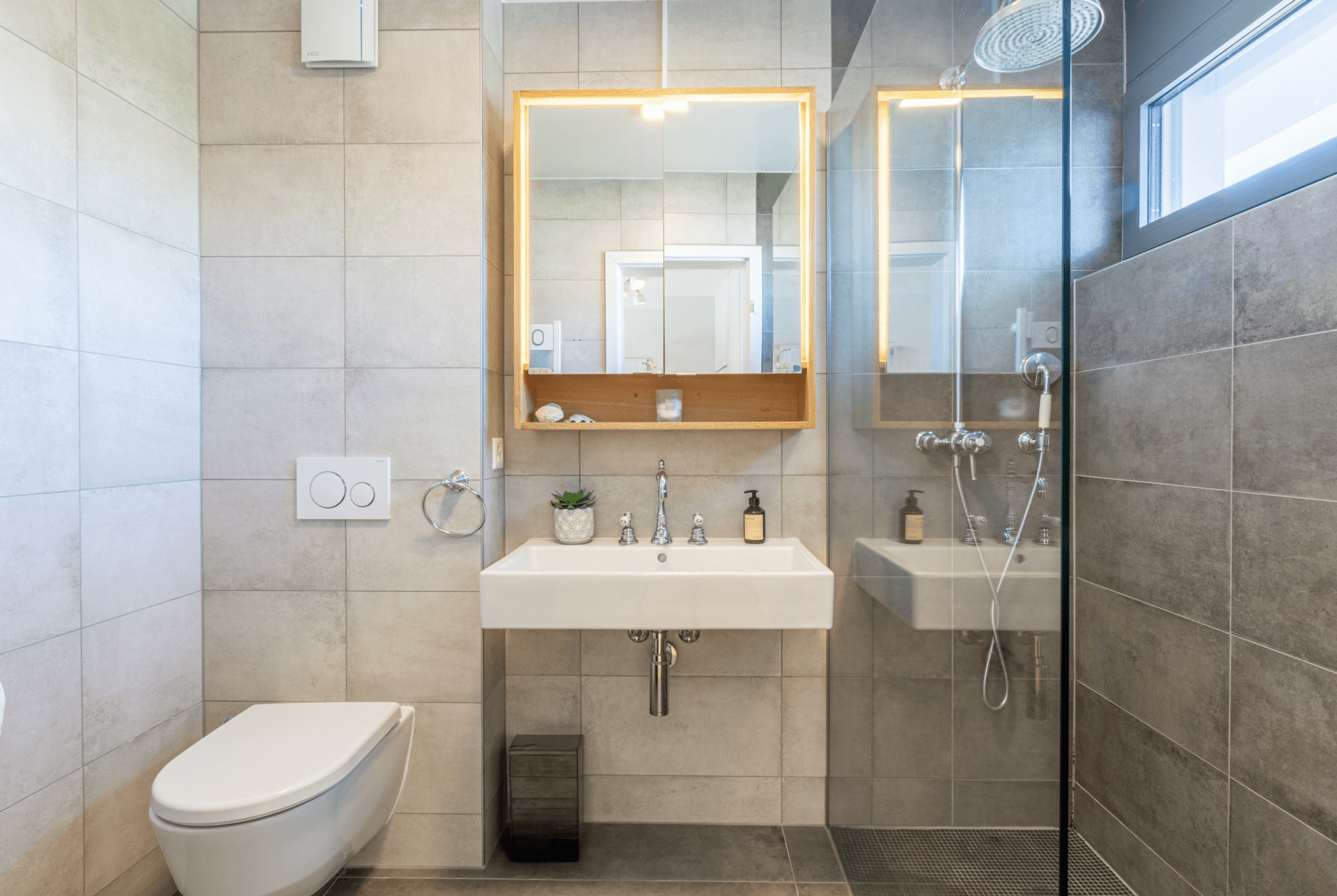 Modernes Badezimmer mit Walk-in-Dusche und wandhängendem WC