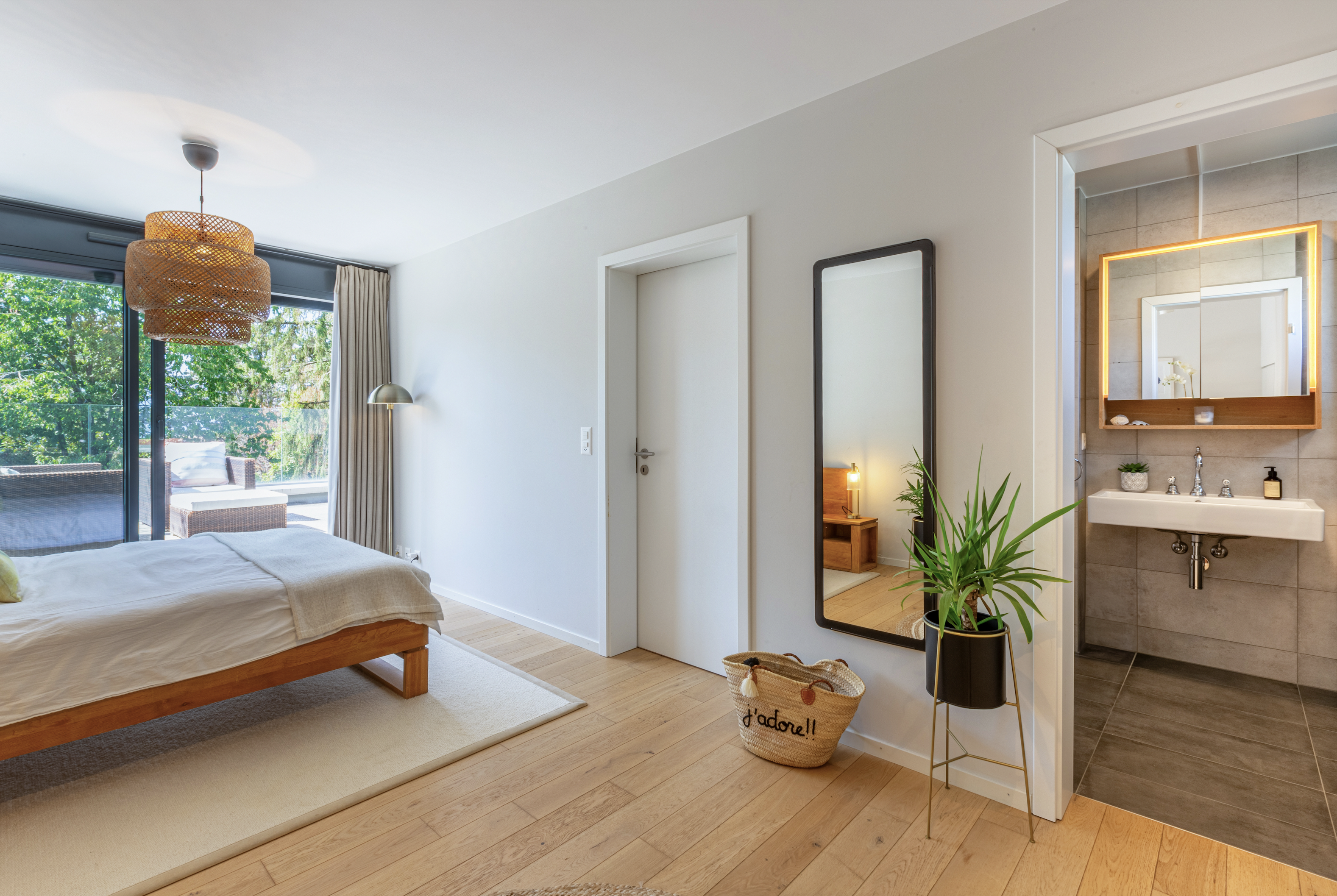 Helles Schlafzimmer mit Bad en suite