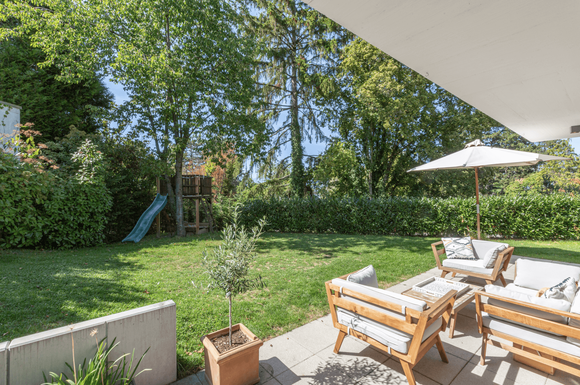 Garten-Terrasse mit Sitzgruppe