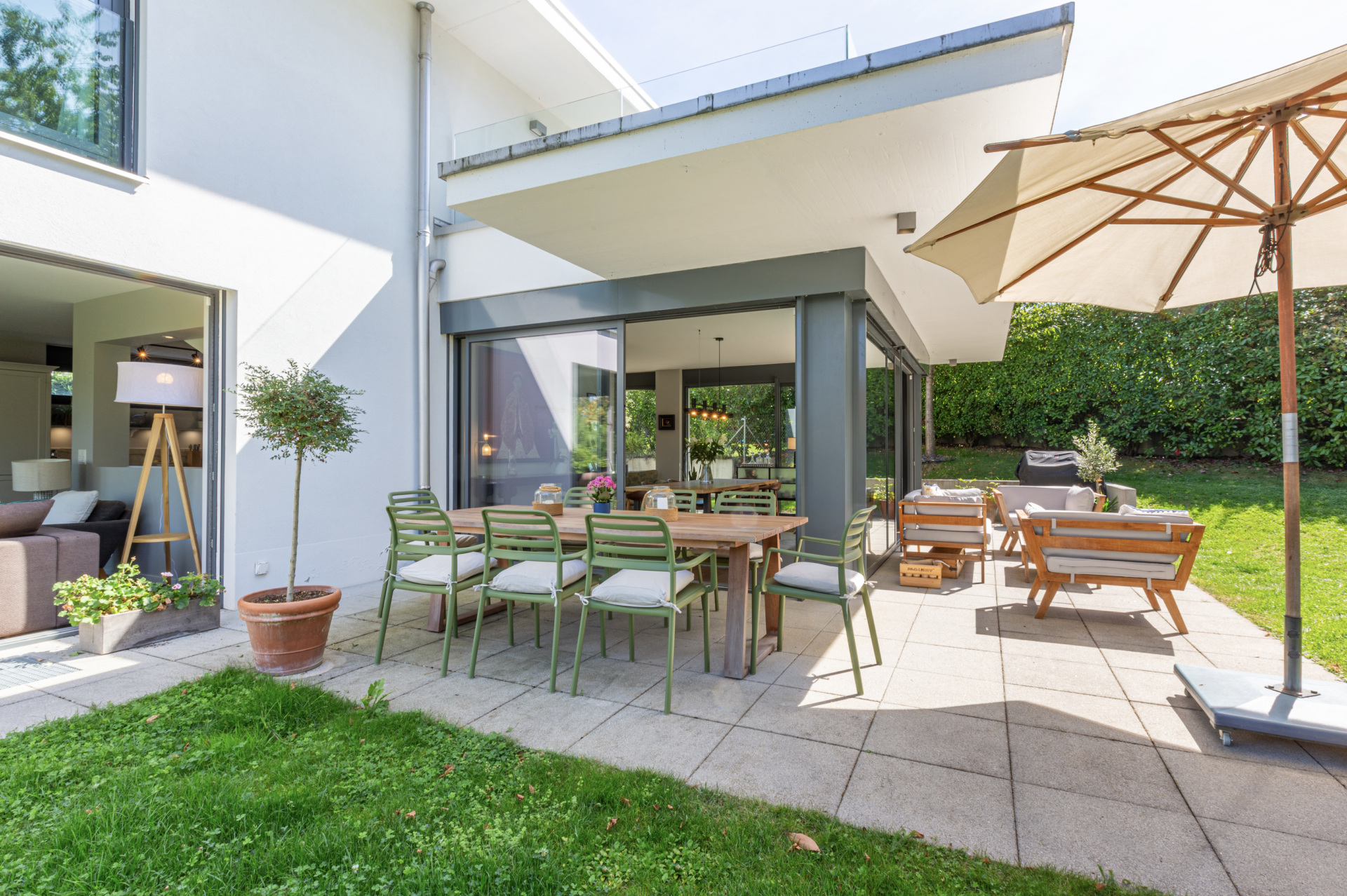 Modernes Gartenterrasse mit Ess- und Lounge-Bereich
