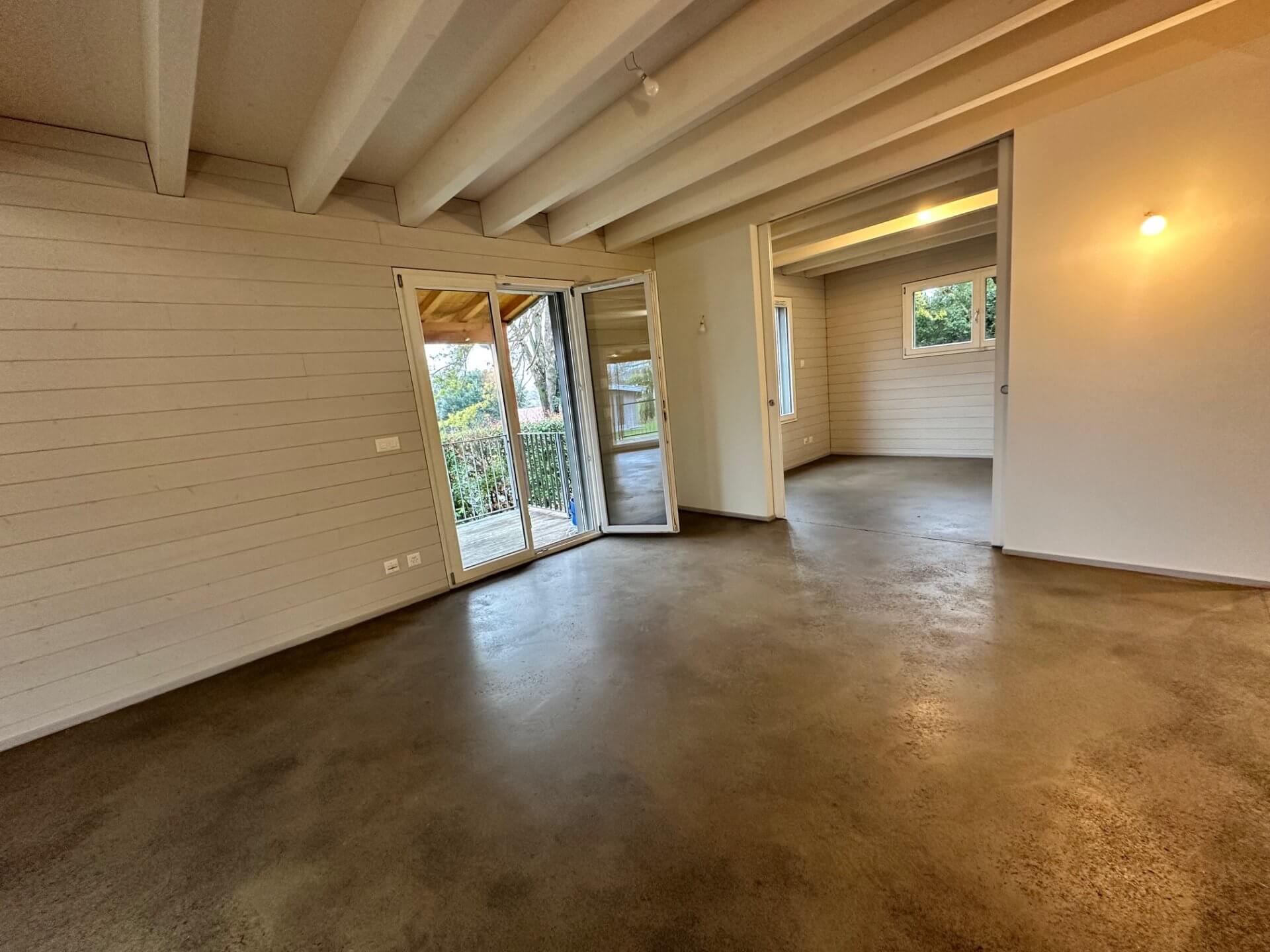 Leerer Wohnraum mit sichtbarer Terrasse