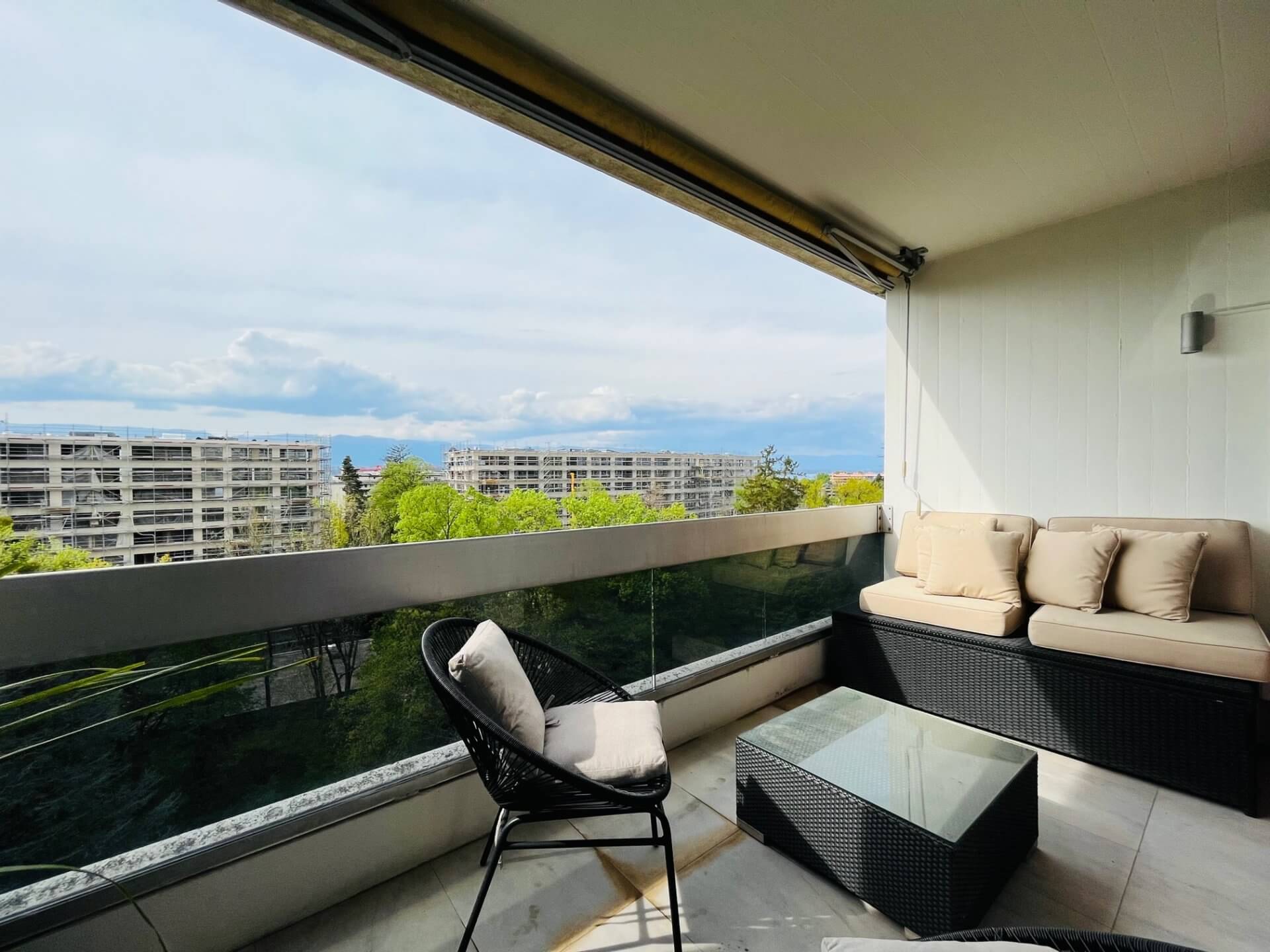 Überdachter Balkon mit Sitzmöbeln und Aussicht