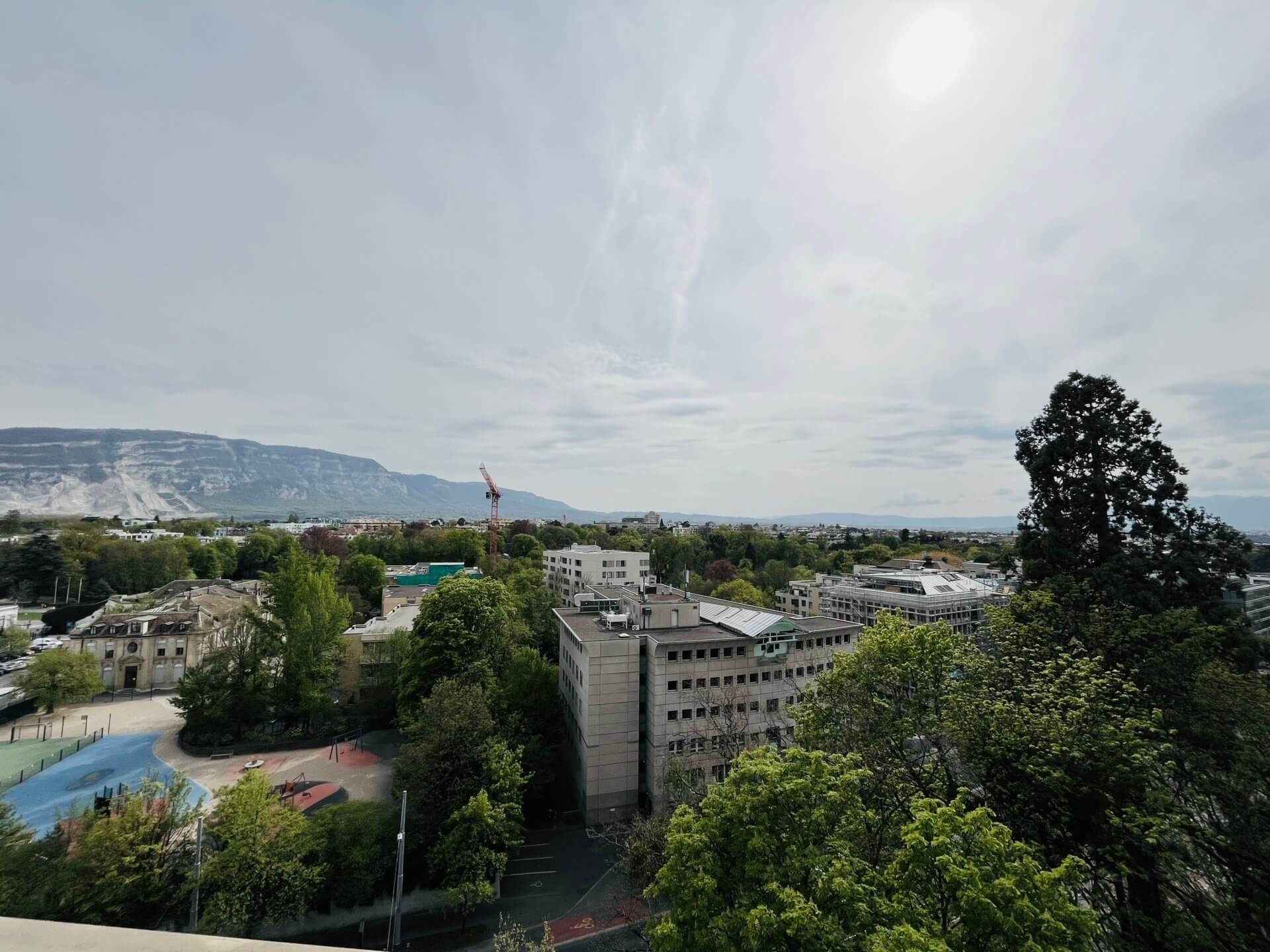 Stadtblick mit Bergen
