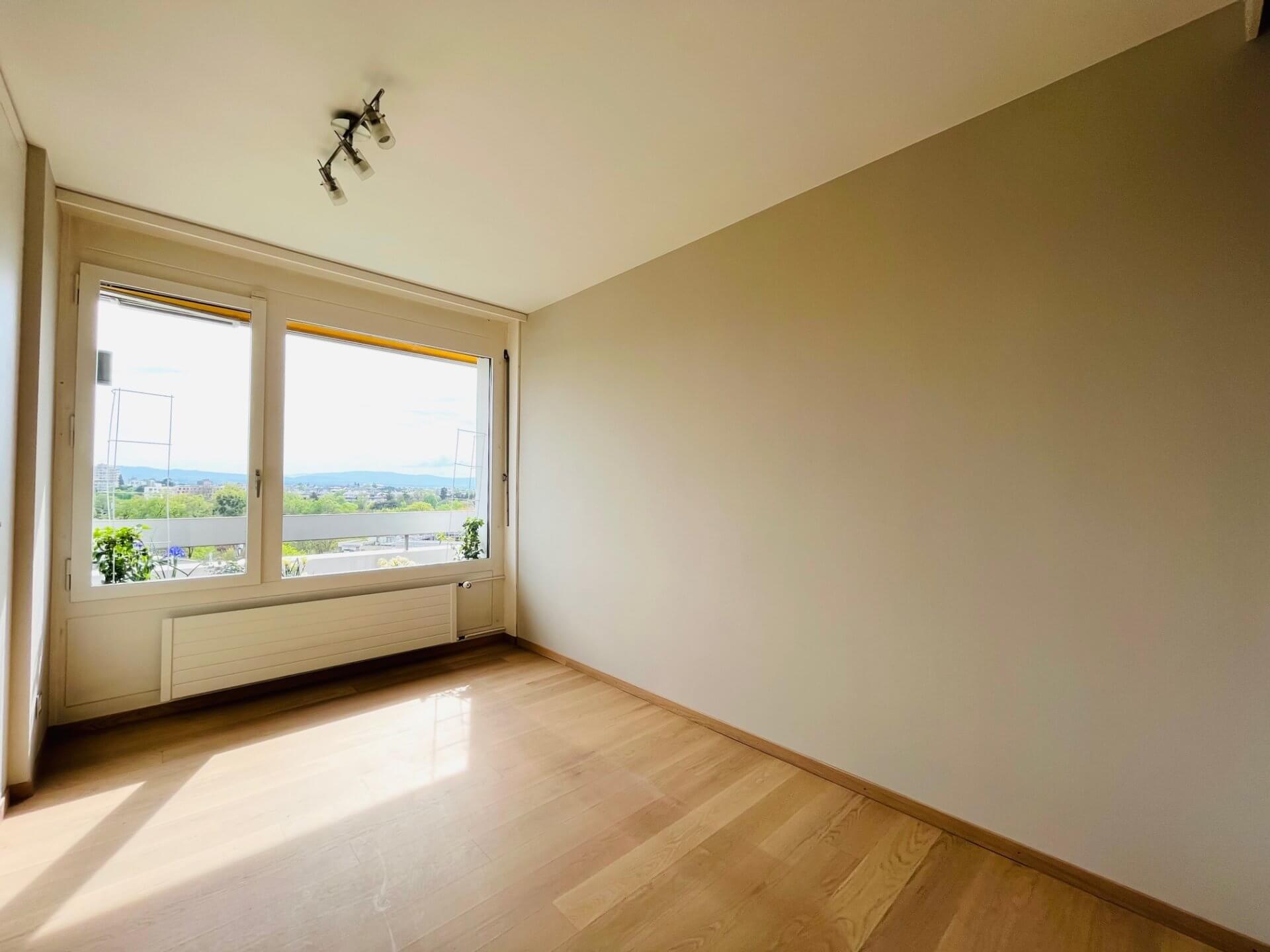 Leeres helles Zimmer mit Ausblick