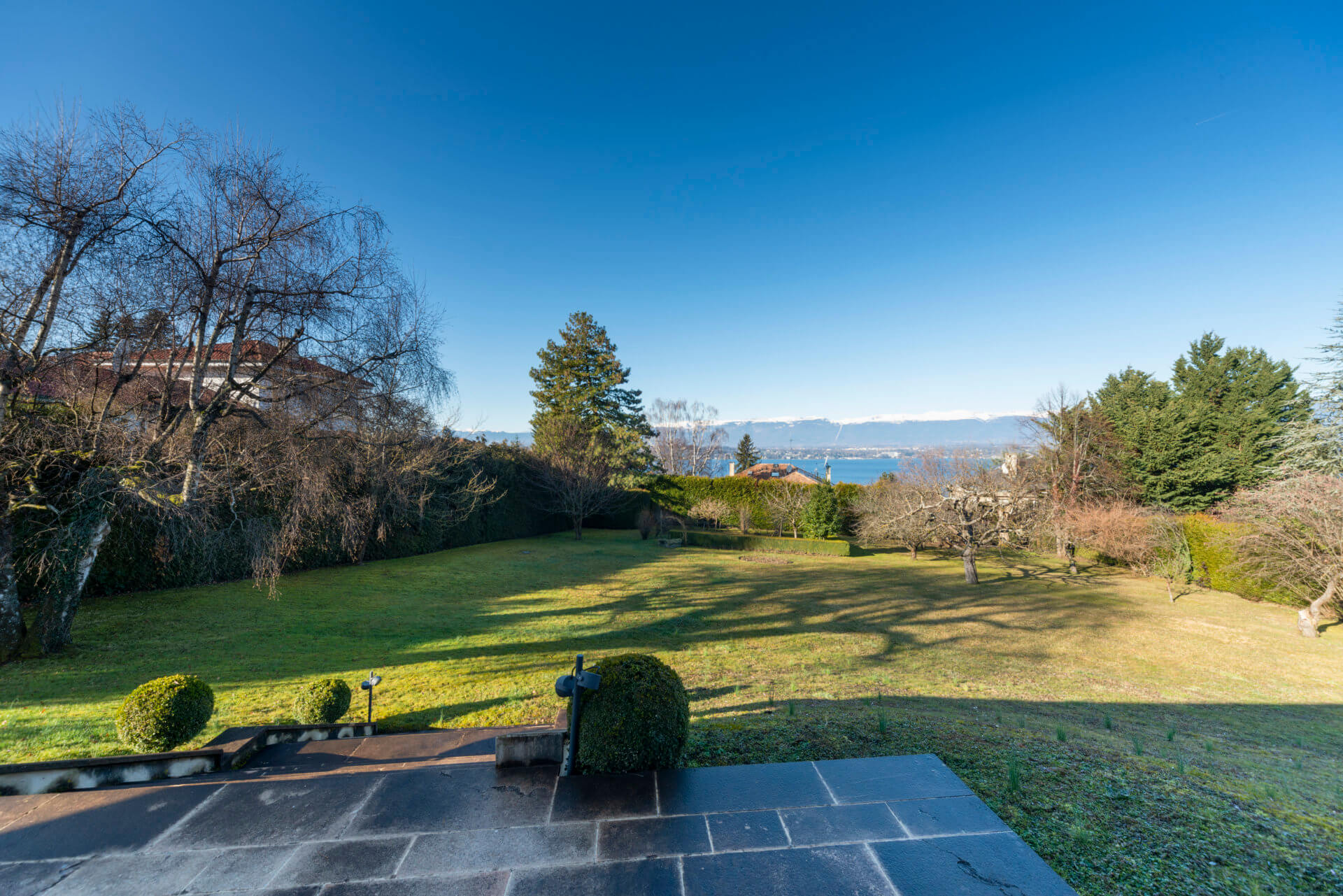 Großer Garten mit Seeblick