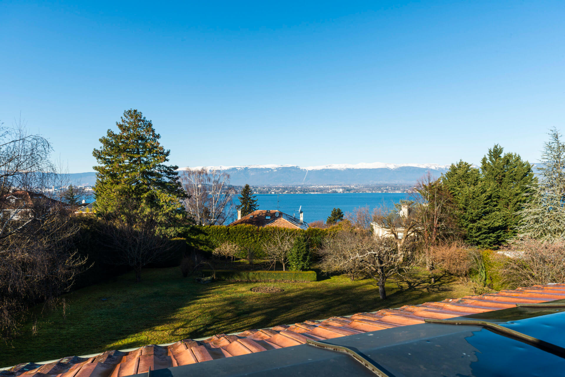 Seeblick mit Garten und Bergpanorama